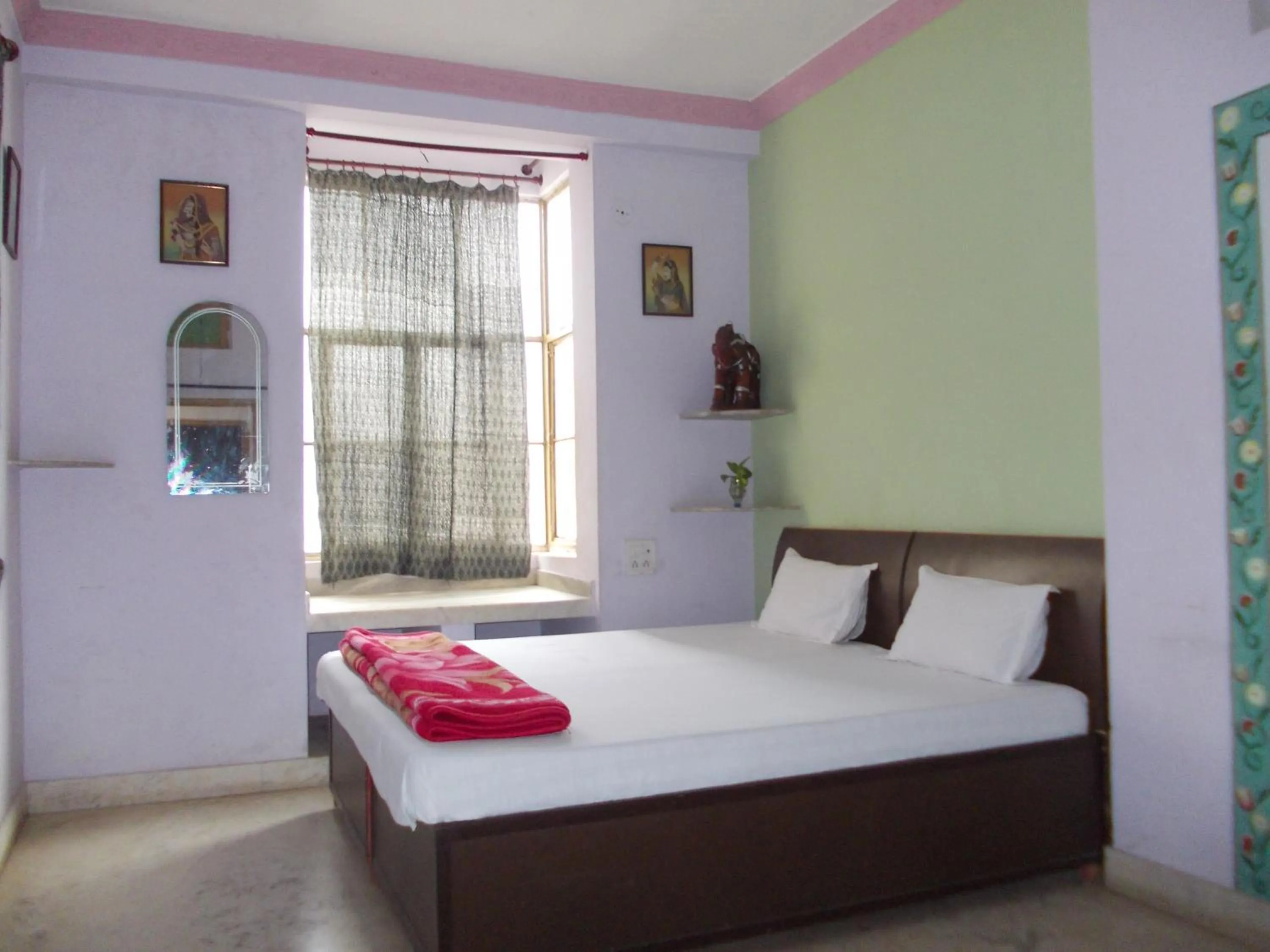 Bed in Raj Mahal Guest House