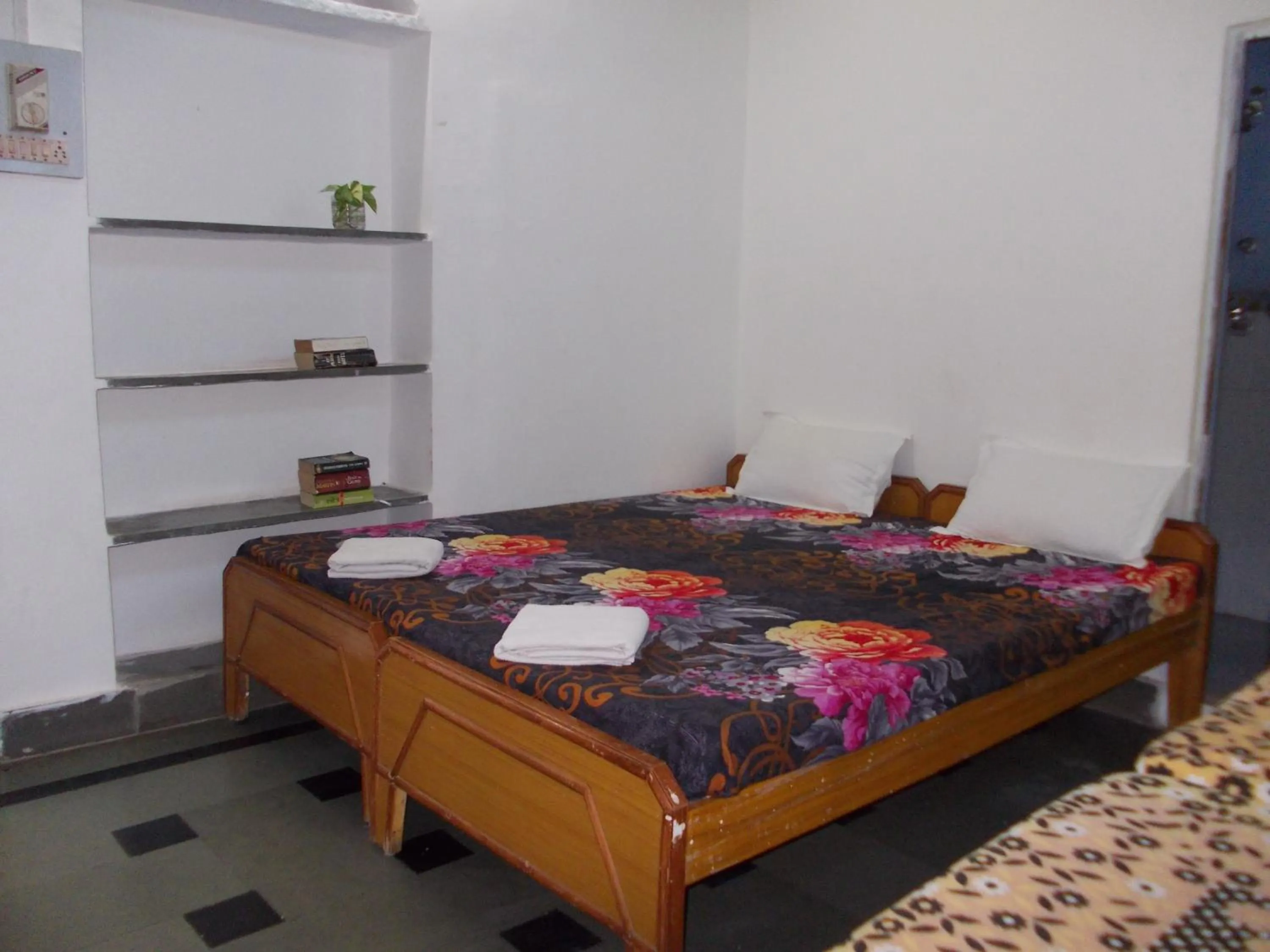 Bed in Raj Mahal Guest House