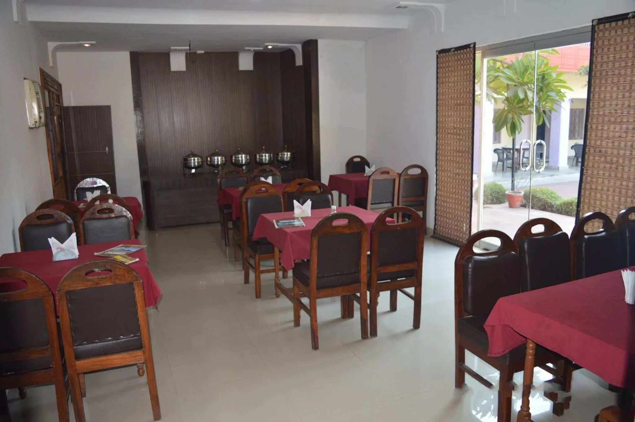 Restaurant/places to eat in Hotel Goverdhan Tourist Complex