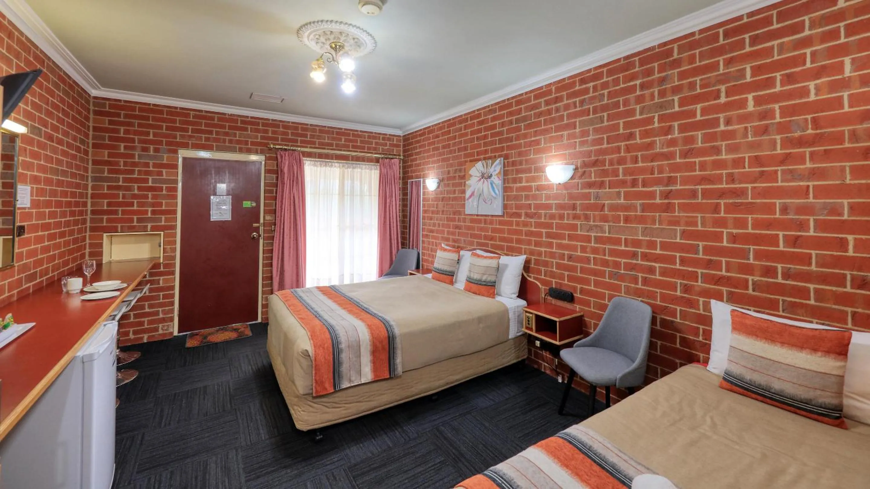 Bed in Elms Motor Inn