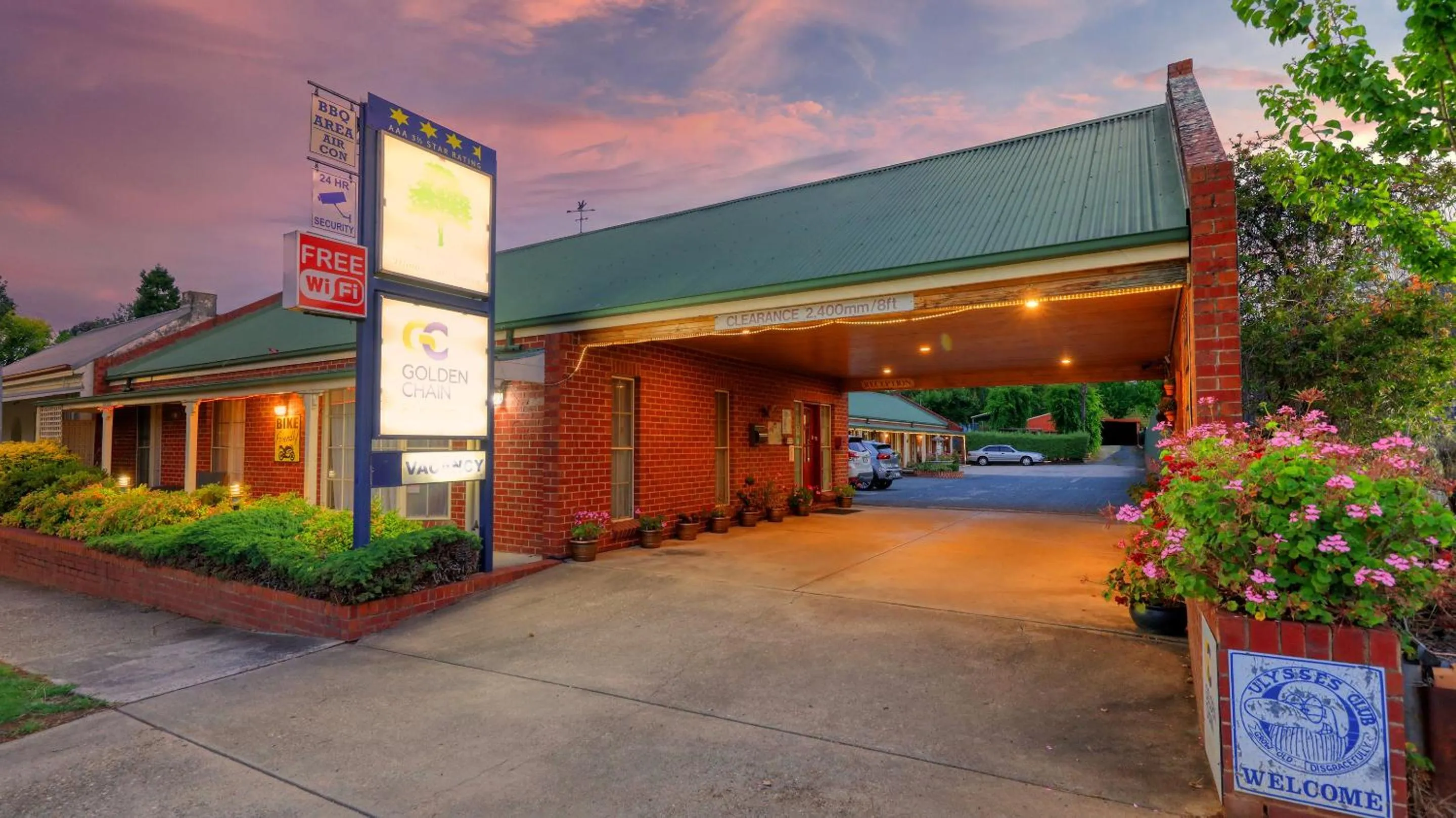 Property building in Elms Motor Inn