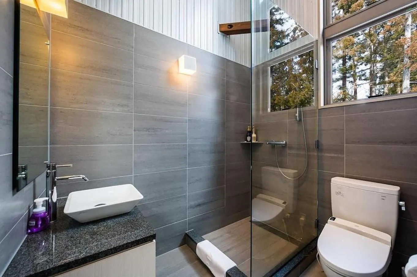 Toilet in Phoenix Chalets by HHG