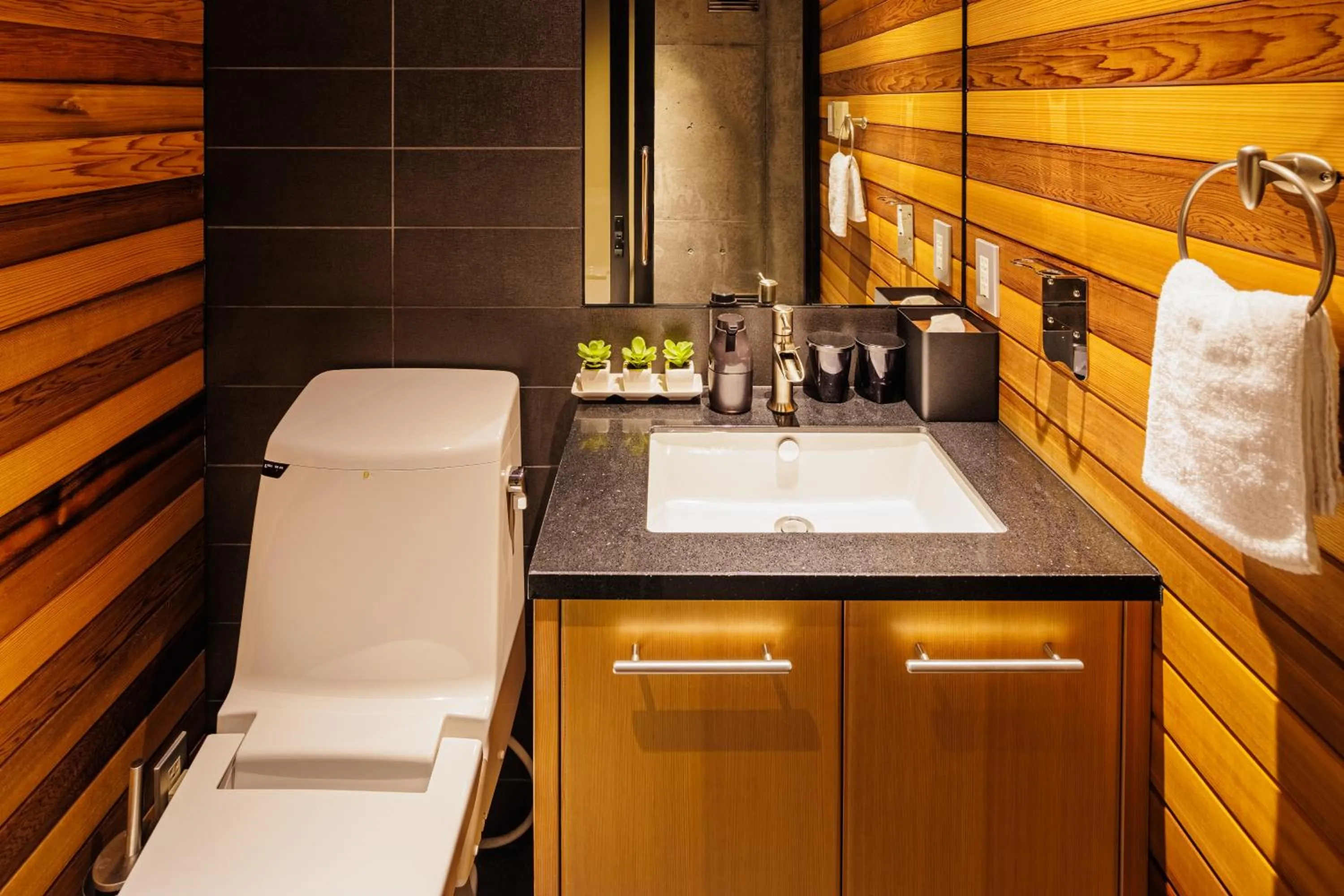 Toilet in Phoenix Chalets by HHG