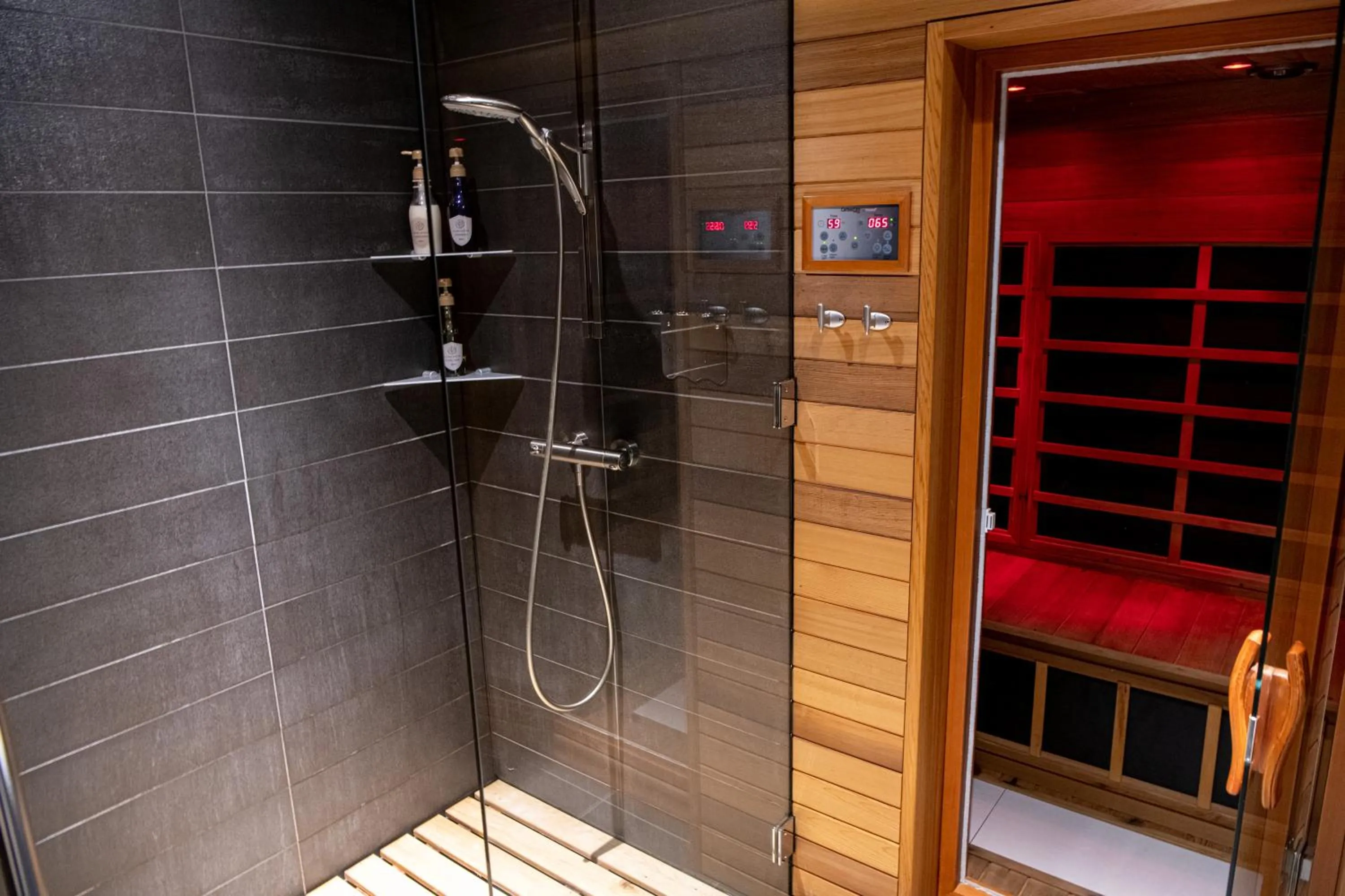 Bathroom in Phoenix Chalets by HHG