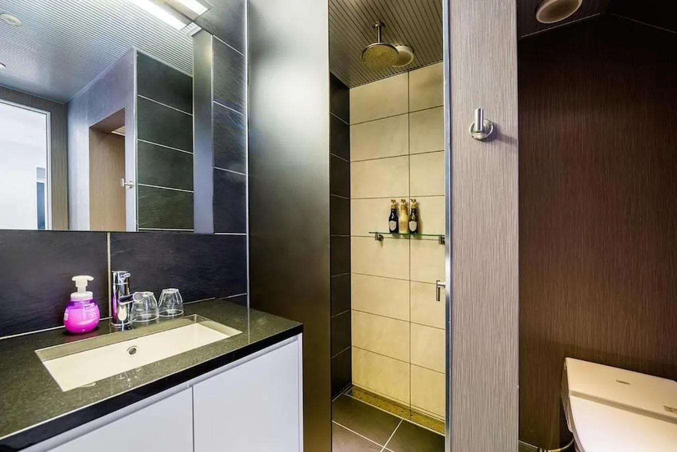 Bathroom in Phoenix Chalets by HHG