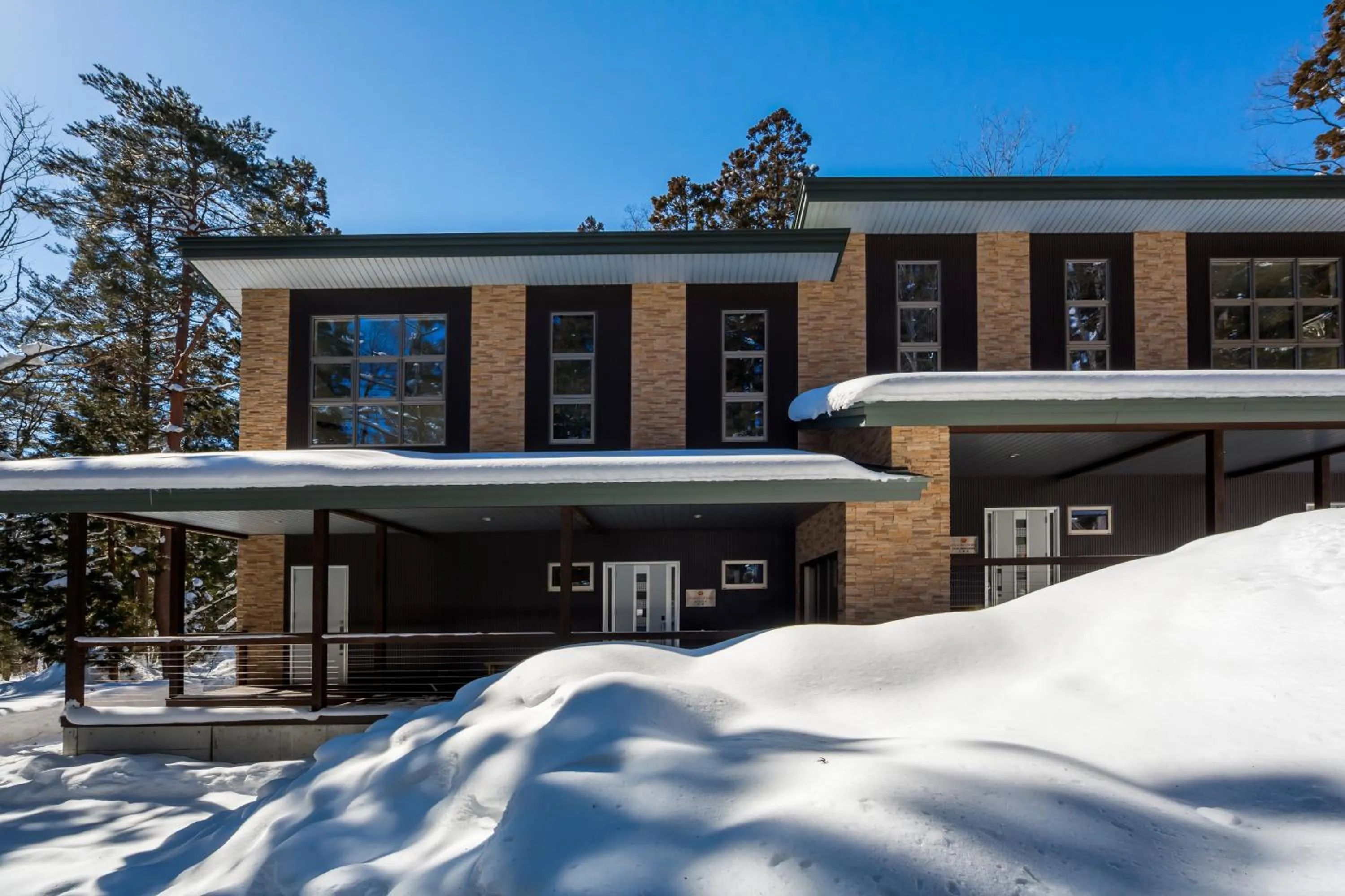 Property building in Phoenix Chalets by HHG