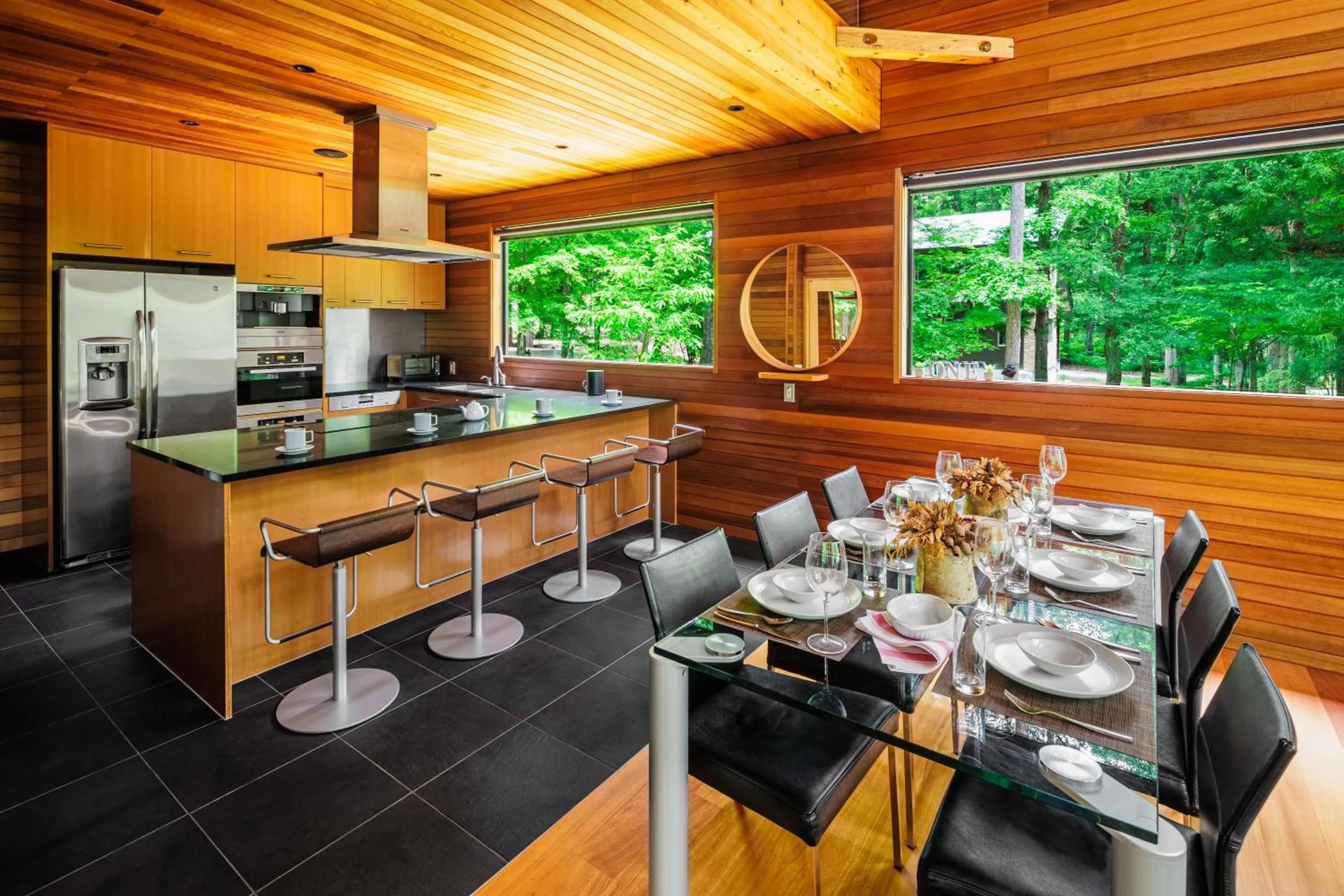 Dining area in Phoenix Chalets by HHG