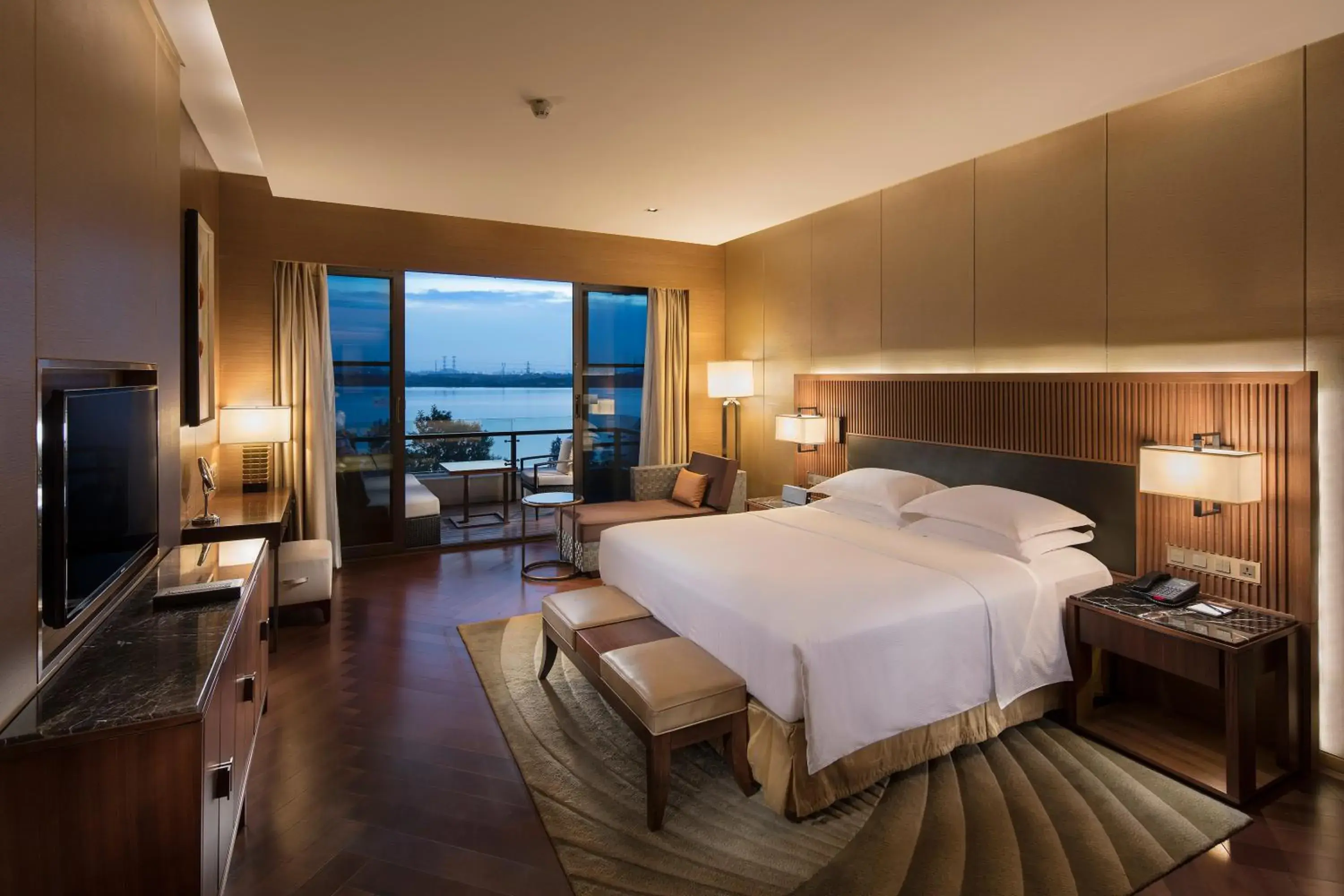 TV and multimedia, Bed in Hilton Wuhan Optics Valley TV and multimedia, Bed in Hilton Wuhan Optics Valley