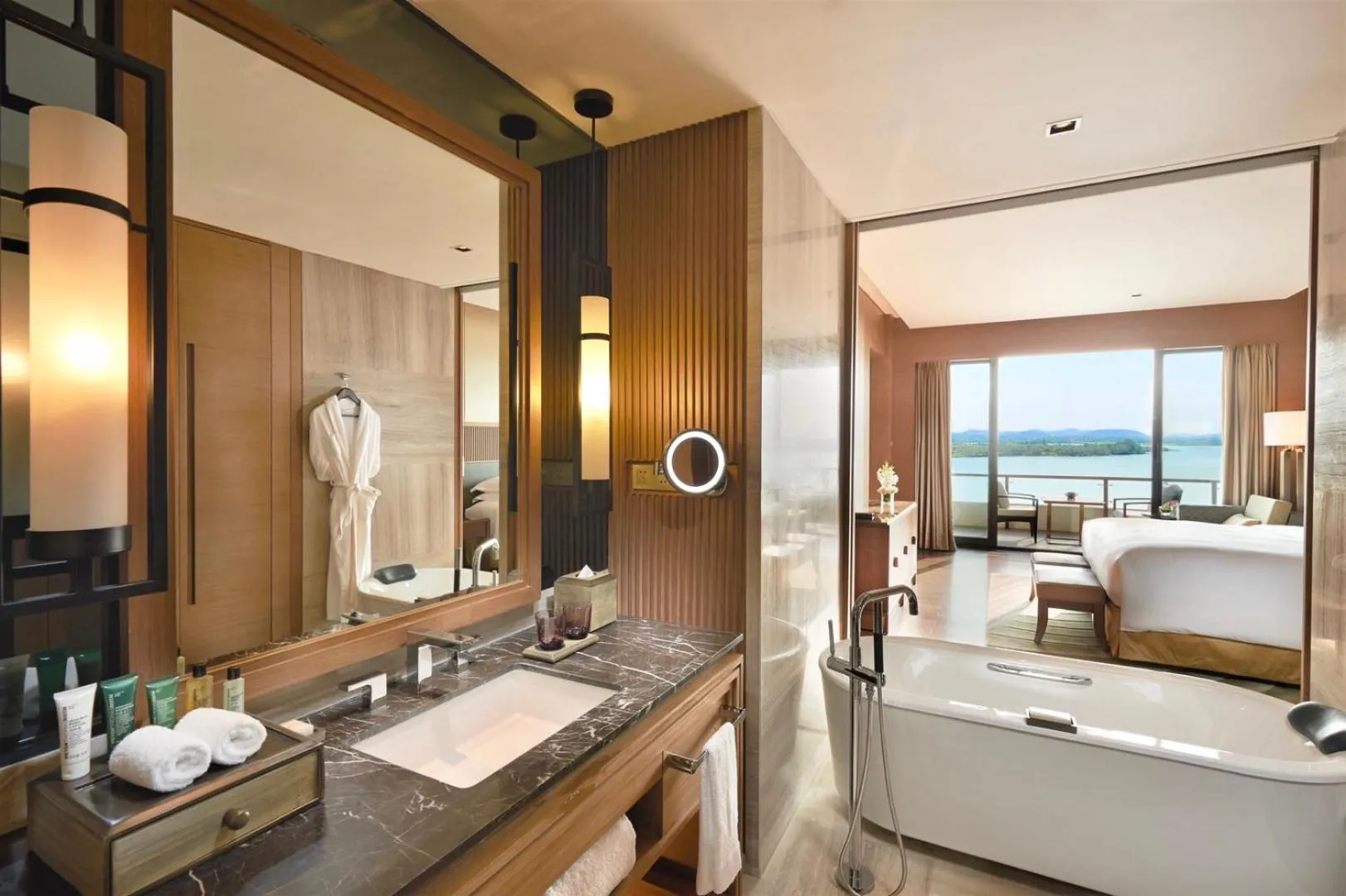 Hot Tub, Bed in Hilton Wuhan Optics Valley