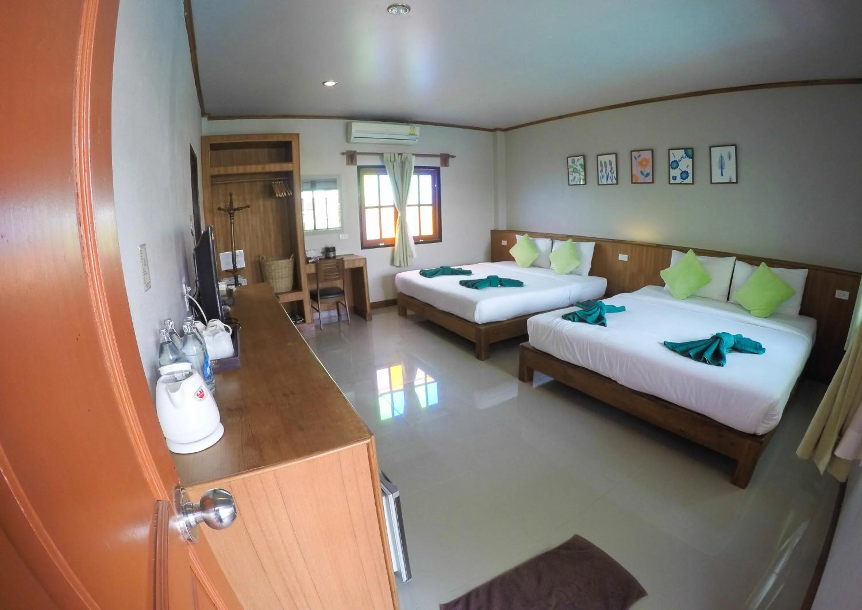 Photo of the whole room, Bed in Medio De Pai