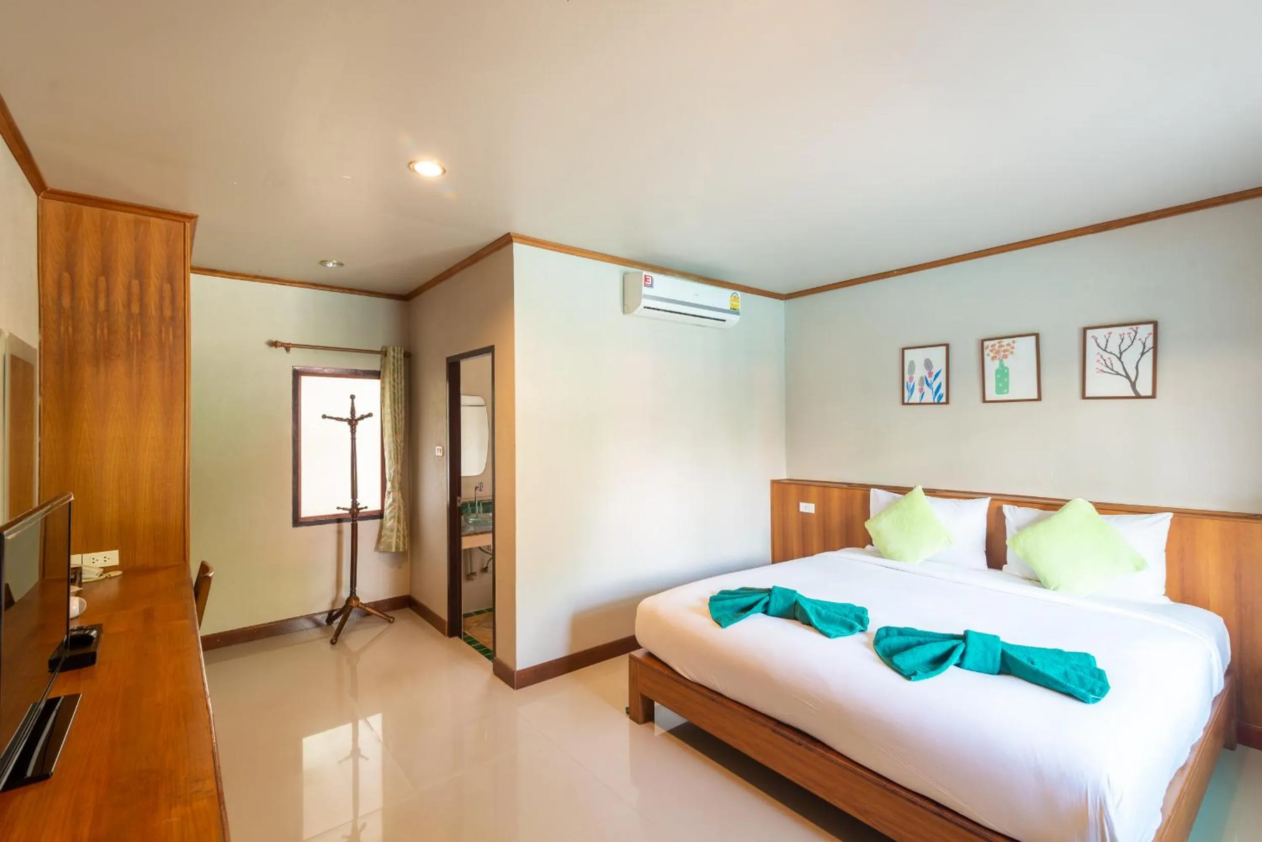 Photo of the whole room, Bed in Medio De Pai