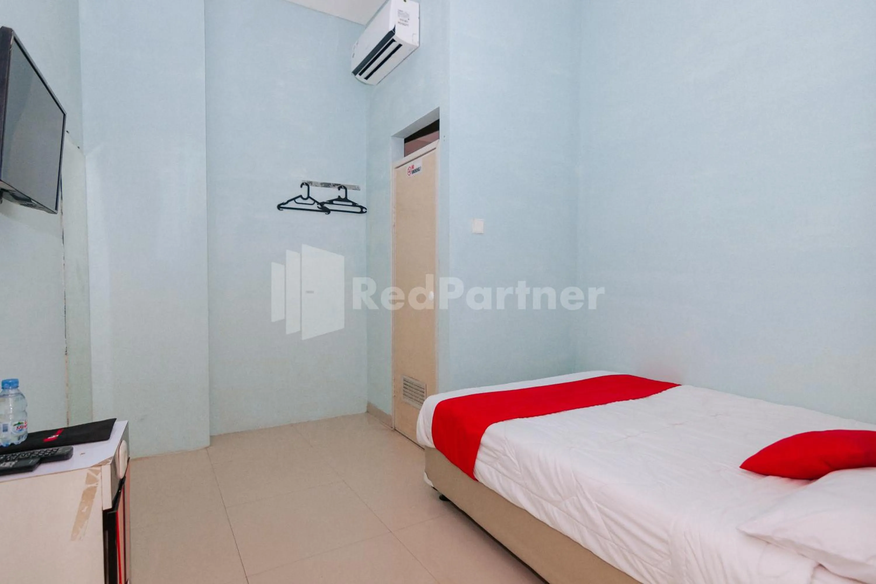 Bedroom, Bed in OYO 94494 Krekot Residence Pasar Baru COO Property