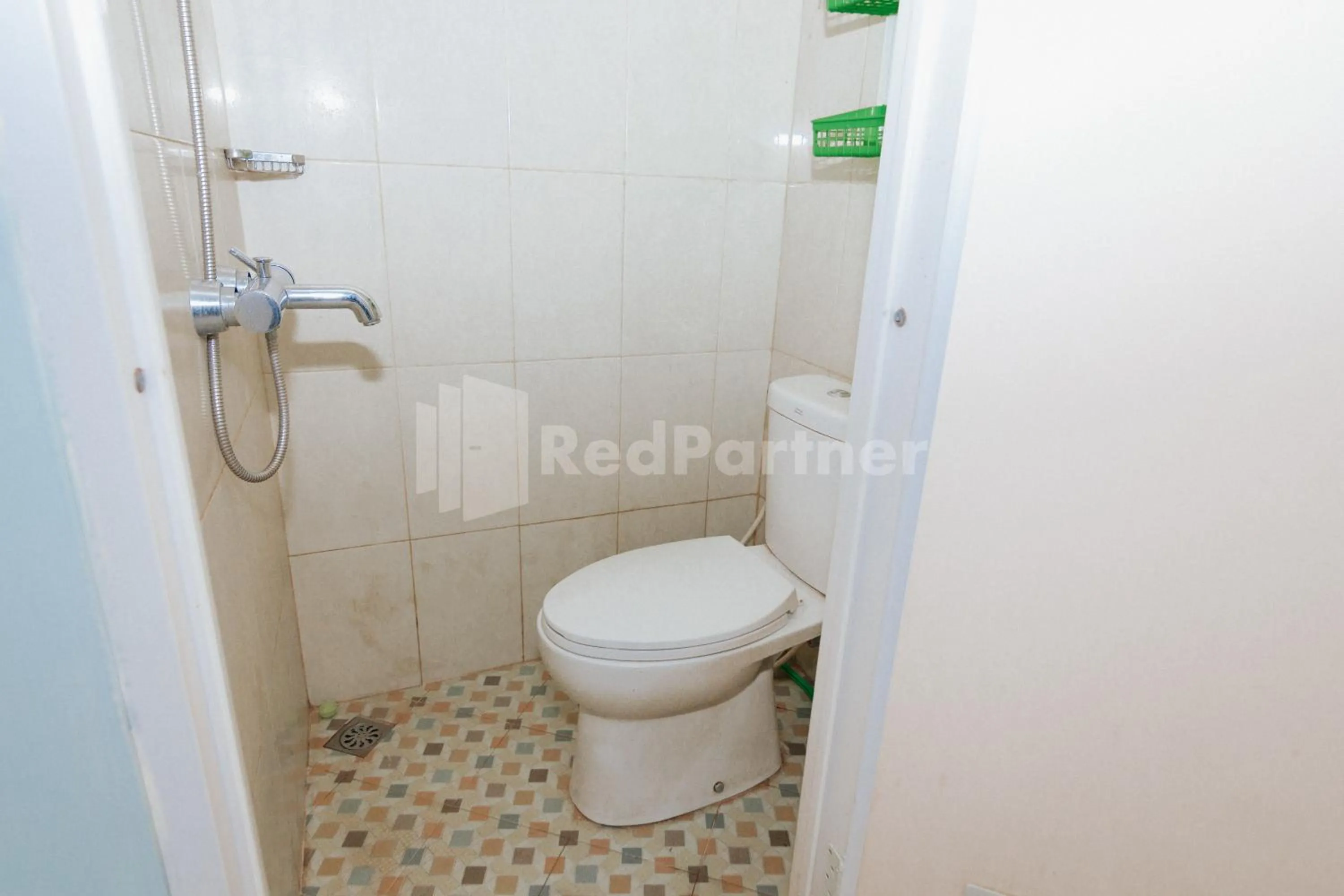 Bathroom in OYO 94494 Krekot Residence Pasar Baru COO Property