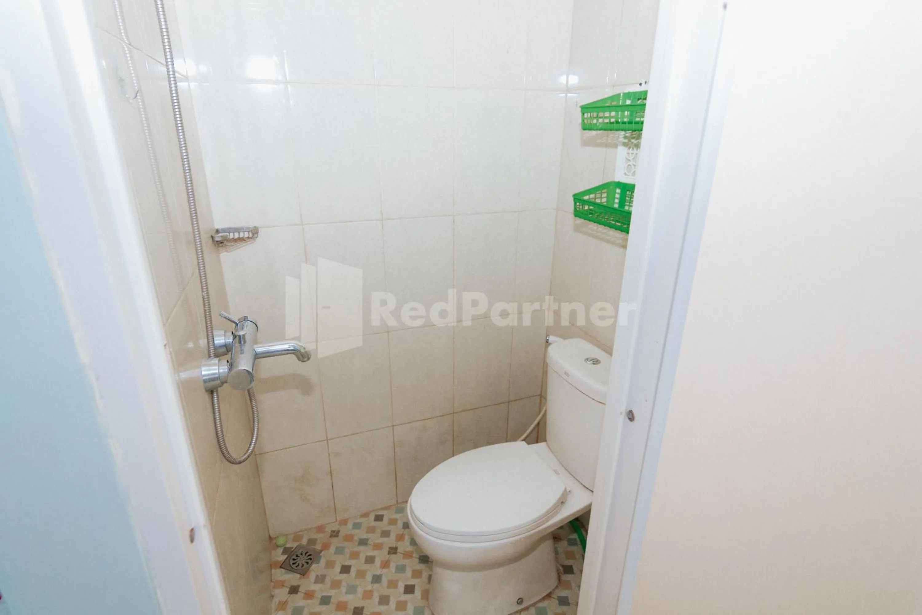 Bathroom in OYO 94494 Krekot Residence Pasar Baru COO Property