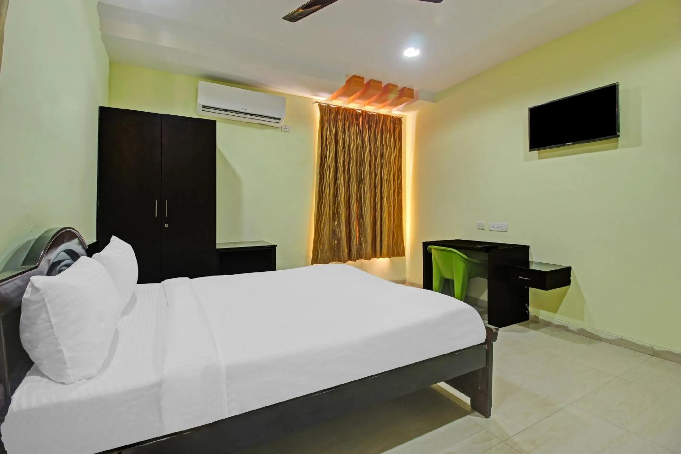 Bedroom, Bed in Hotel O Sri Residency Near Hyderabad Central