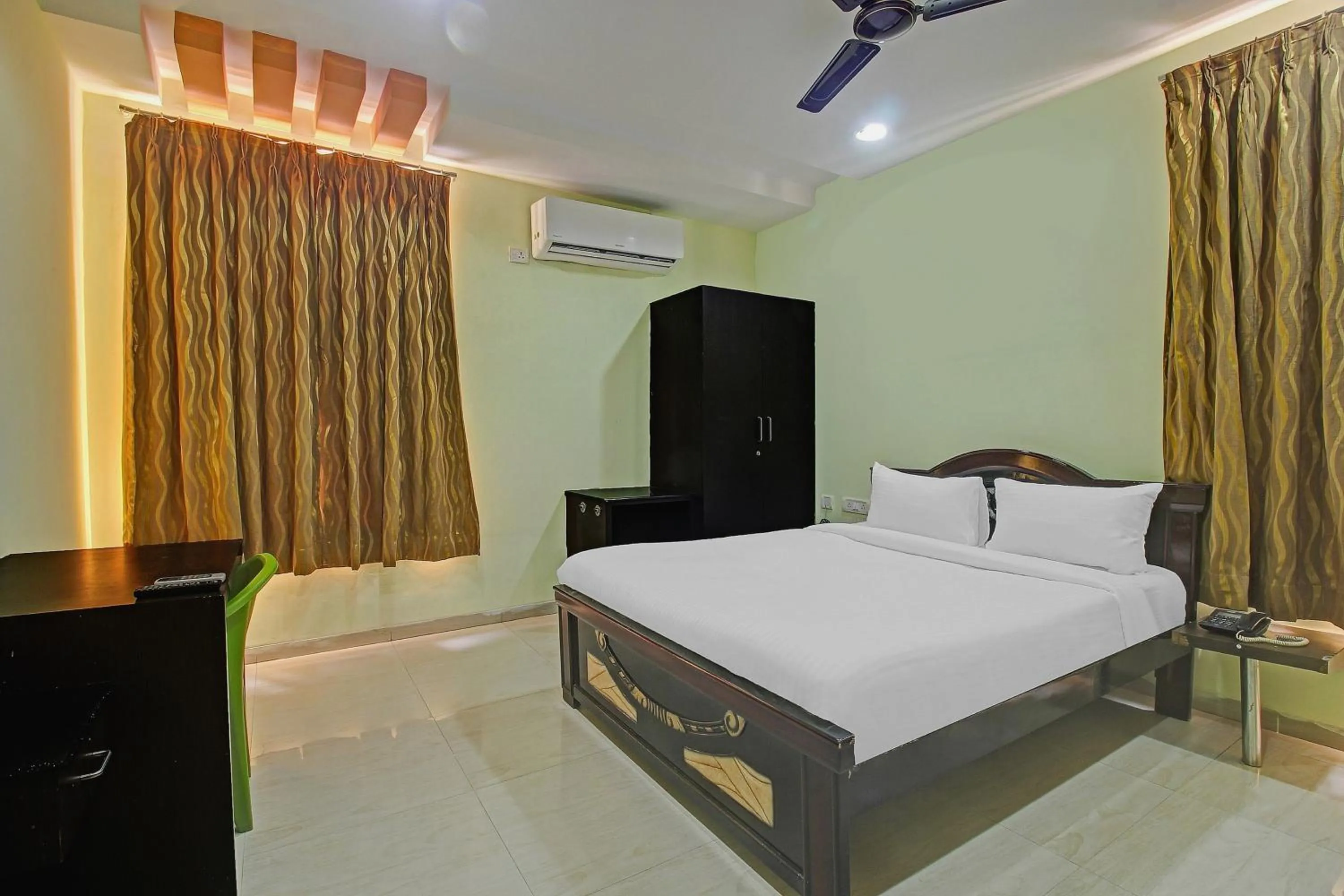 Bedroom, Bed in Hotel O Sri Residency Near Hyderabad Central