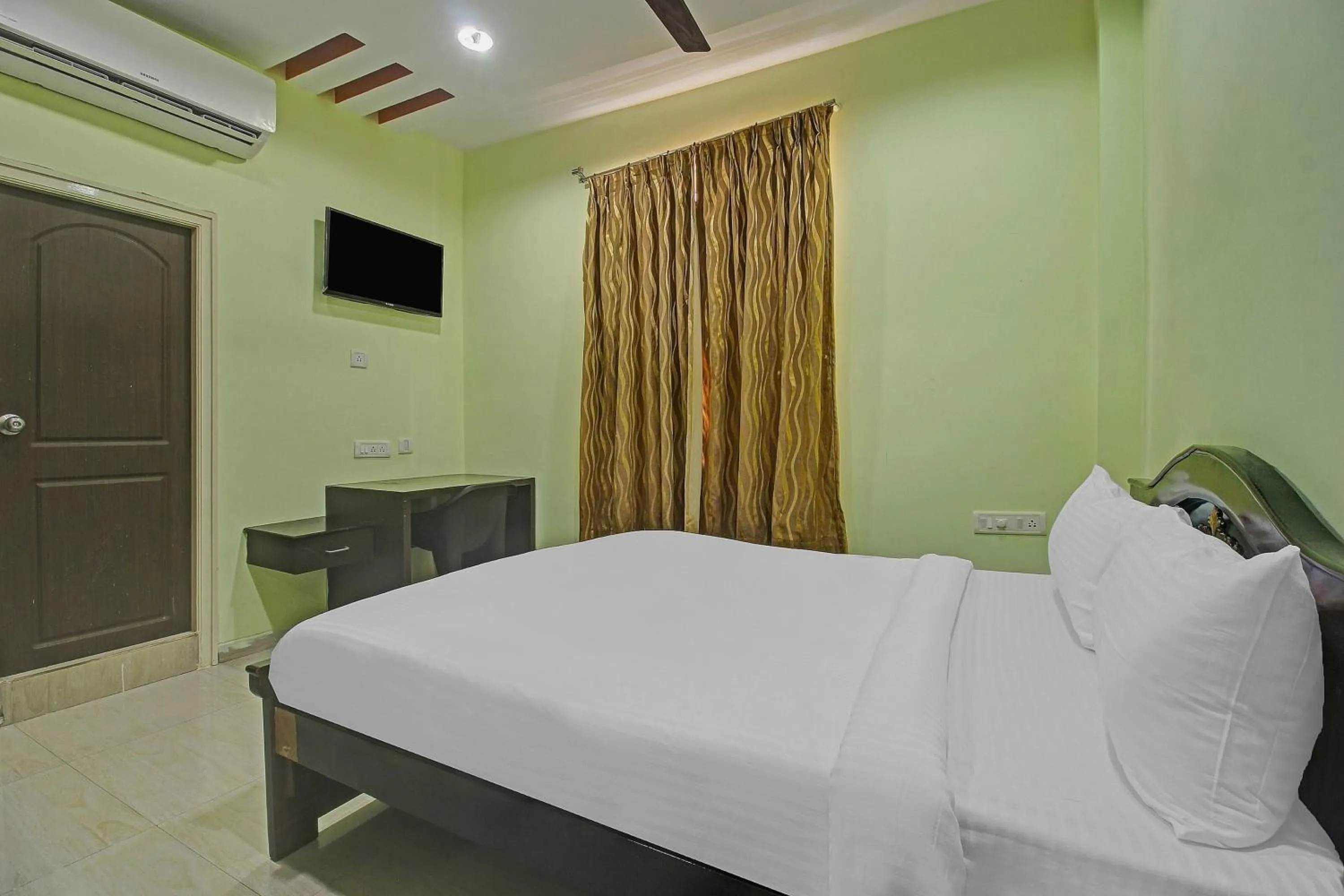 Bedroom, Bed in Hotel O Sri Residency Near Hyderabad Central
