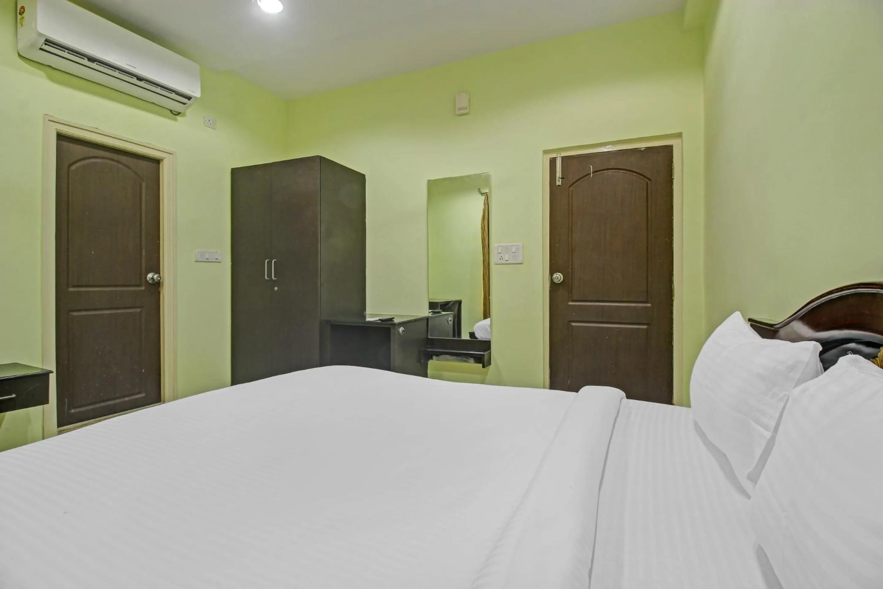 Bedroom, Bed in Hotel O Sri Residency Near Hyderabad Central
