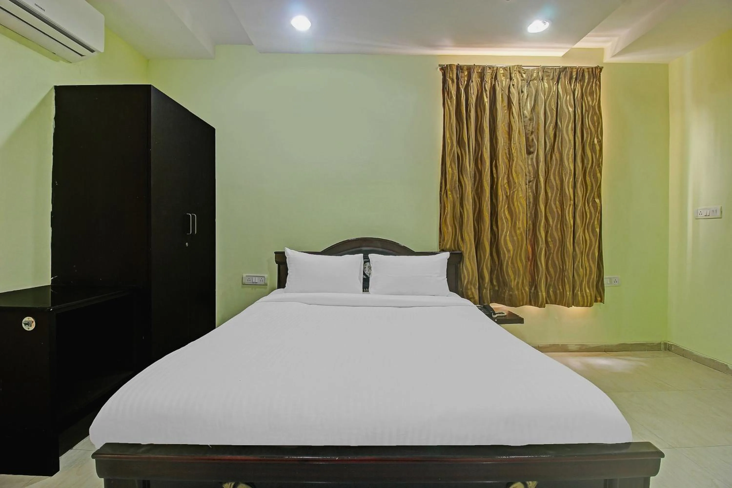 Bedroom, Bed in Hotel O Sri Residency Near Hyderabad Central