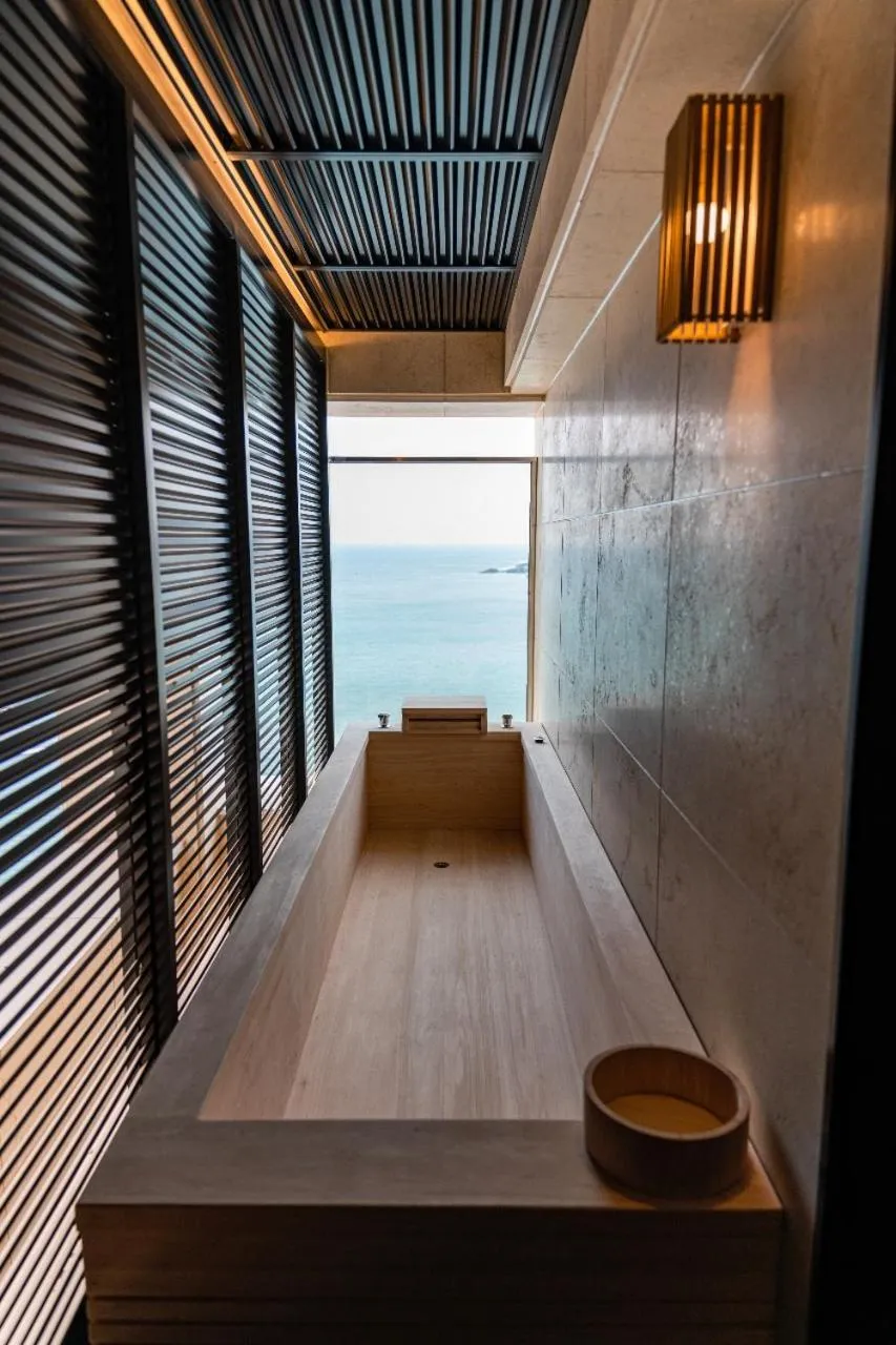 Bed in Best Louis Hamilton Hotel Ocean Terrace