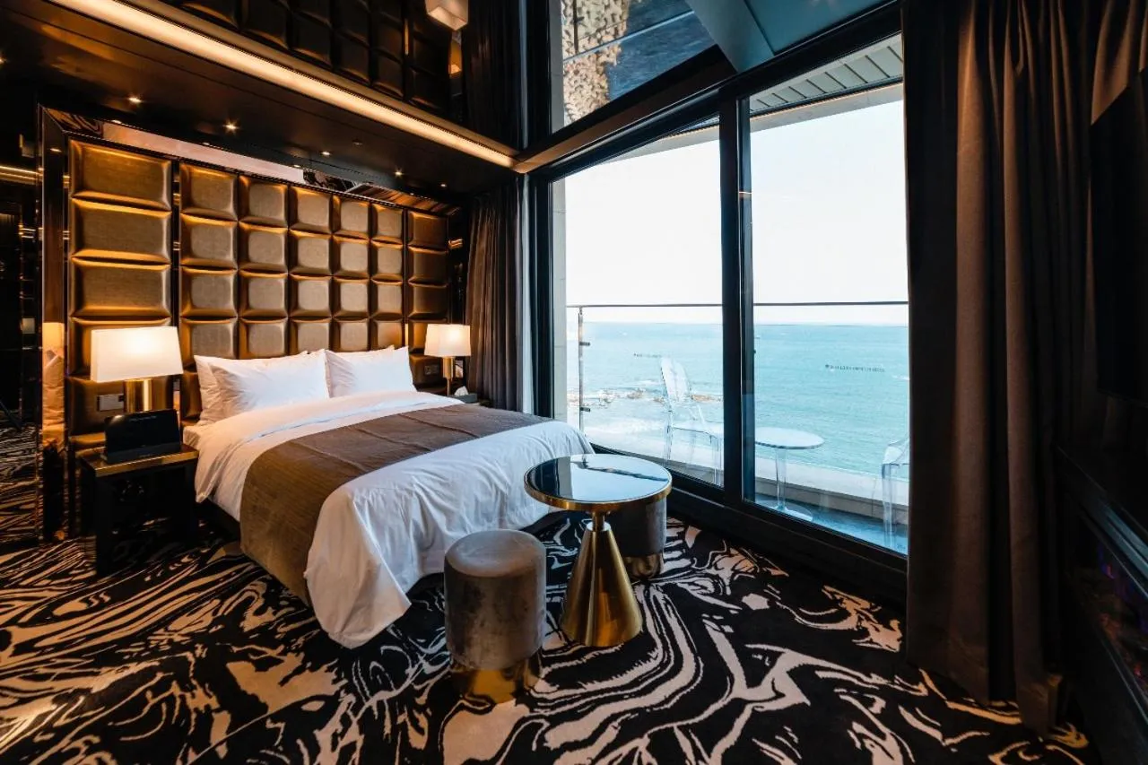 Bed in Best Louis Hamilton Hotel Ocean Terrace