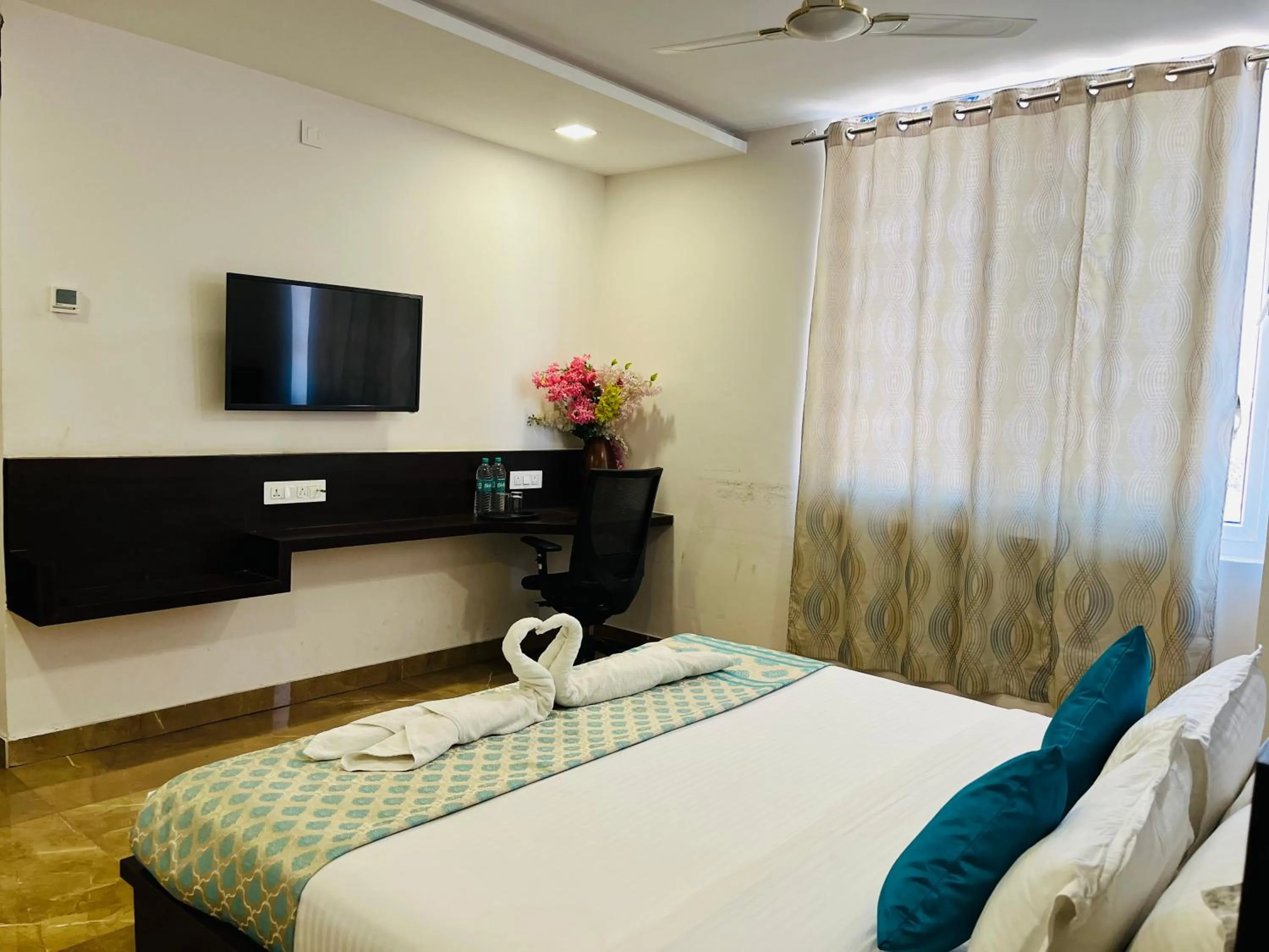 Communal lounge/ TV room in Hotel Elite By Signature Group