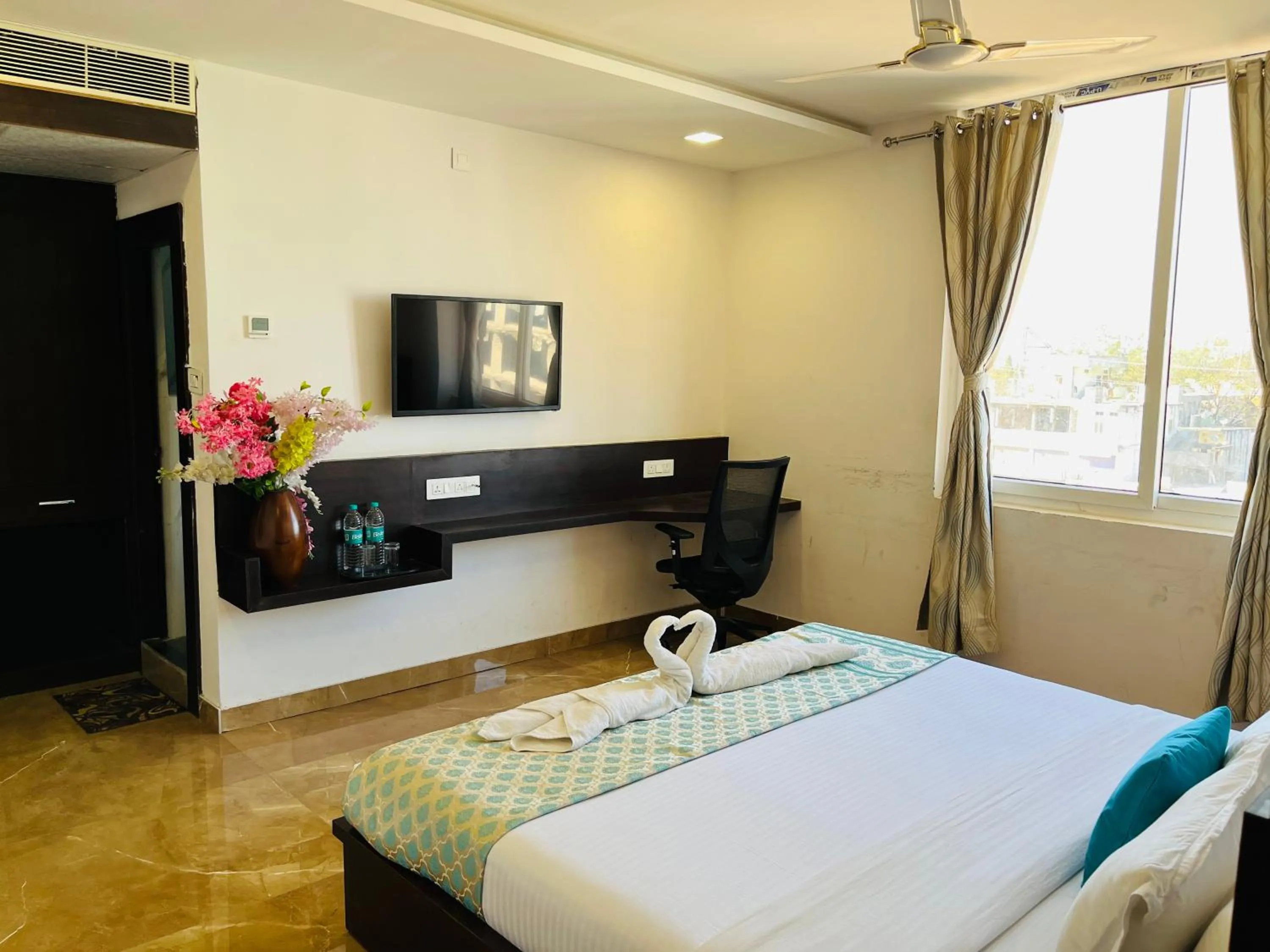 Communal lounge/ TV room in Hotel Elite By Signature Group