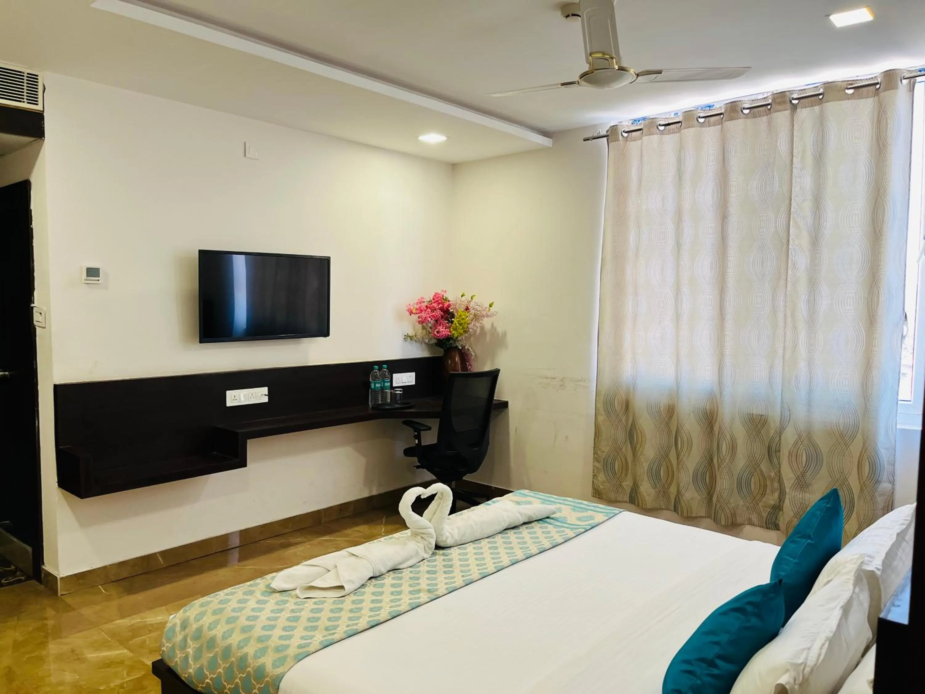 Communal lounge/ TV room in Hotel Elite By Signature Group