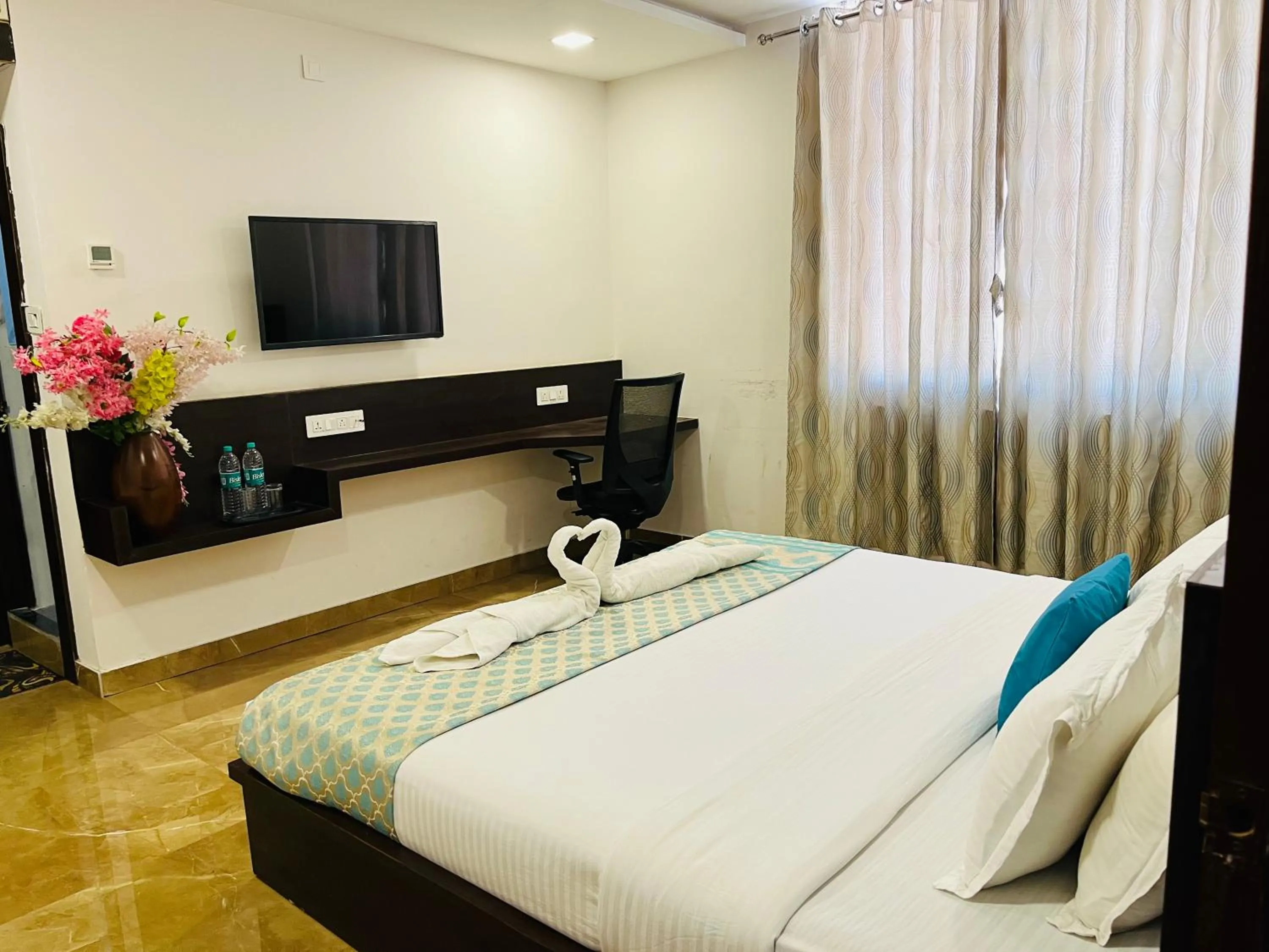 Communal lounge/ TV room in Hotel Elite By Signature Group