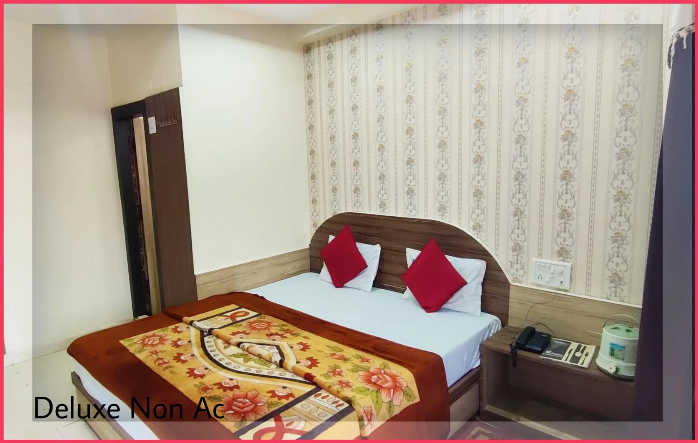 Bed in Hotel Satpura Safari