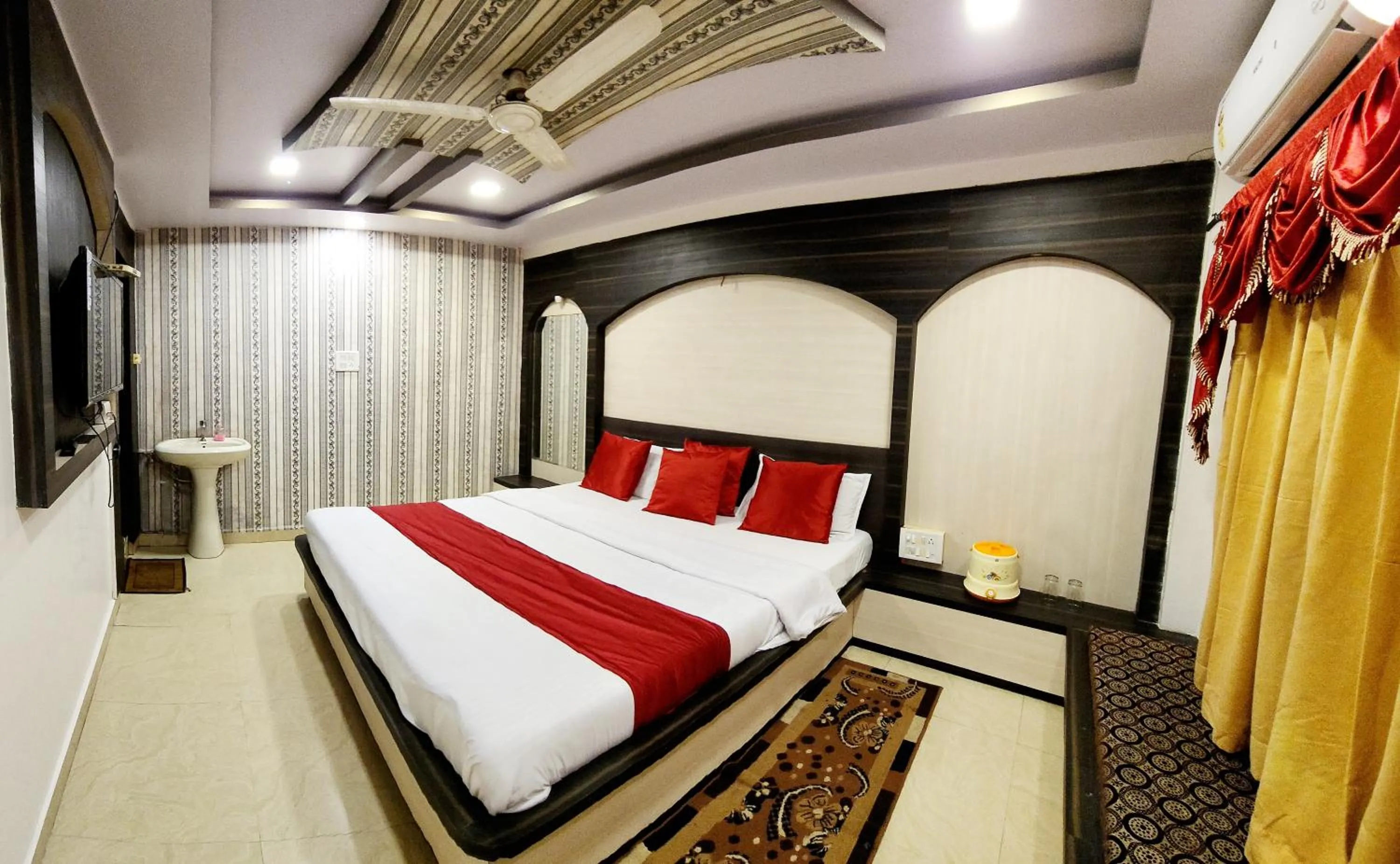 Bedroom, Bed in Hotel Satpura Safari