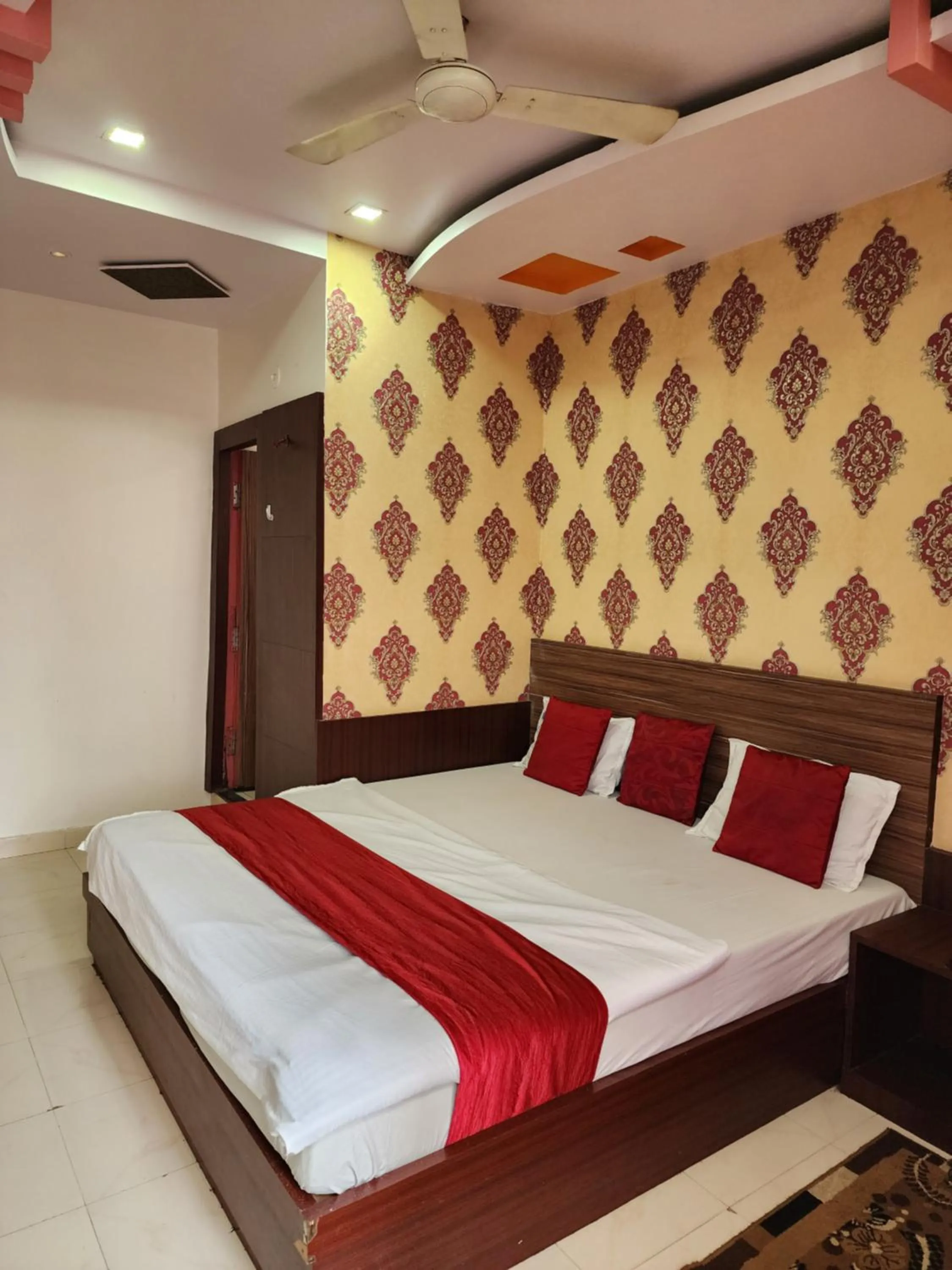 Bedroom, Bed in Hotel Satpura Safari