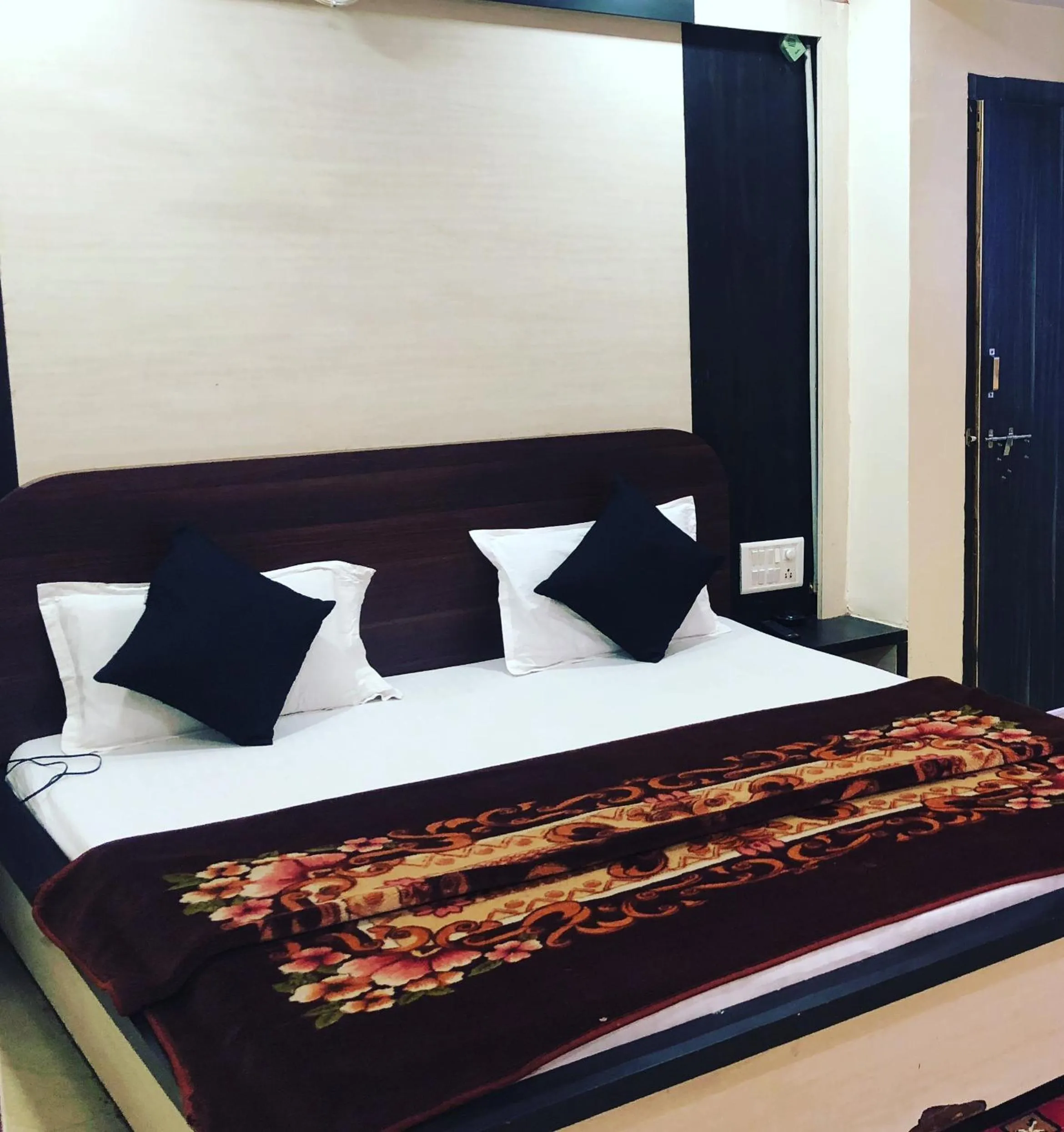 Bed in Hotel Satpura Safari