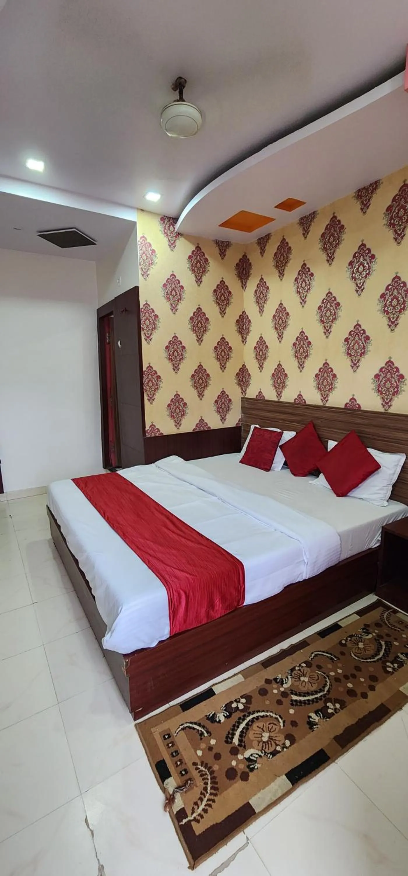 Bed in Hotel Satpura Safari