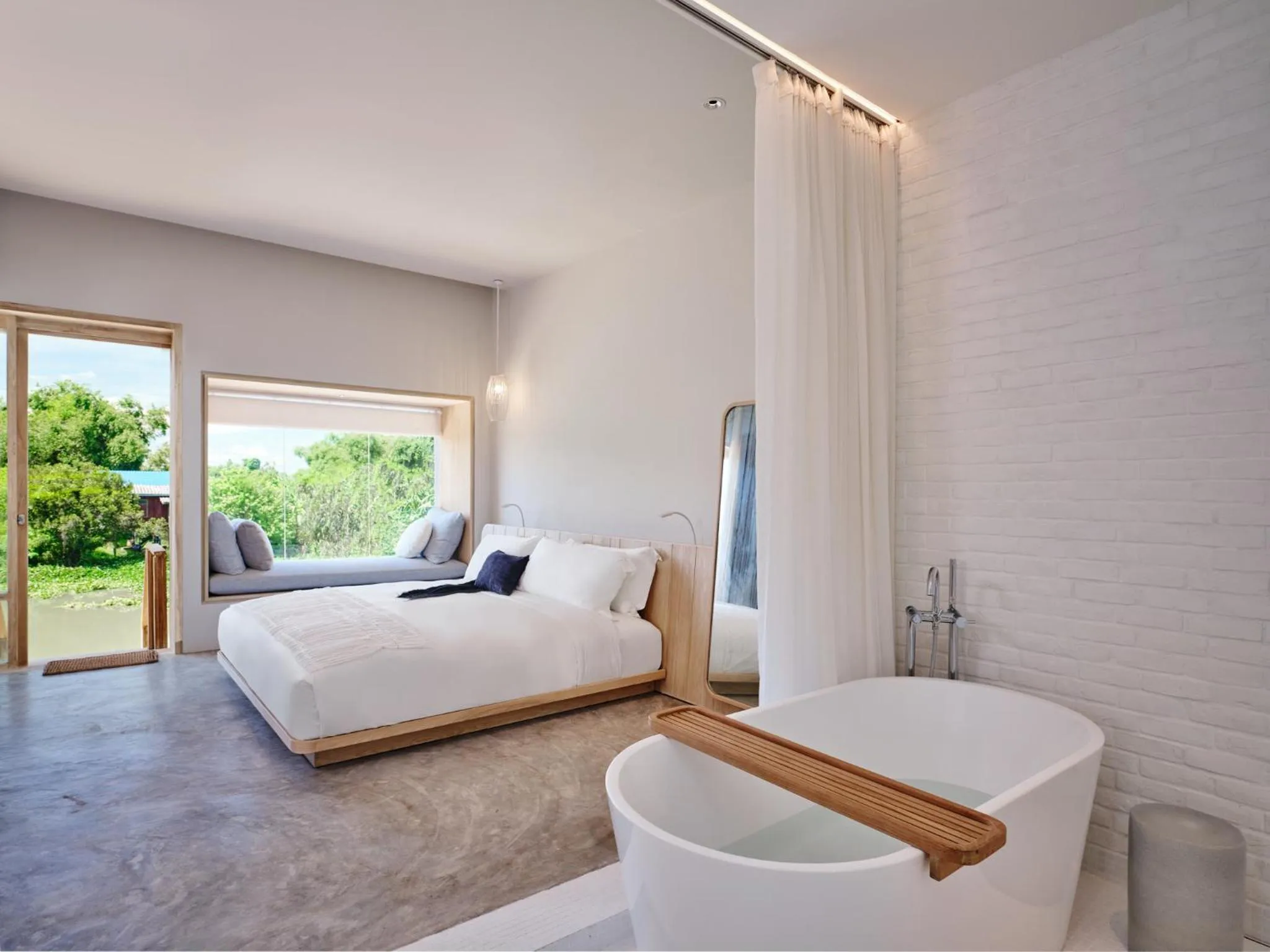 Photo of the whole room in Sala Bang Pa-In