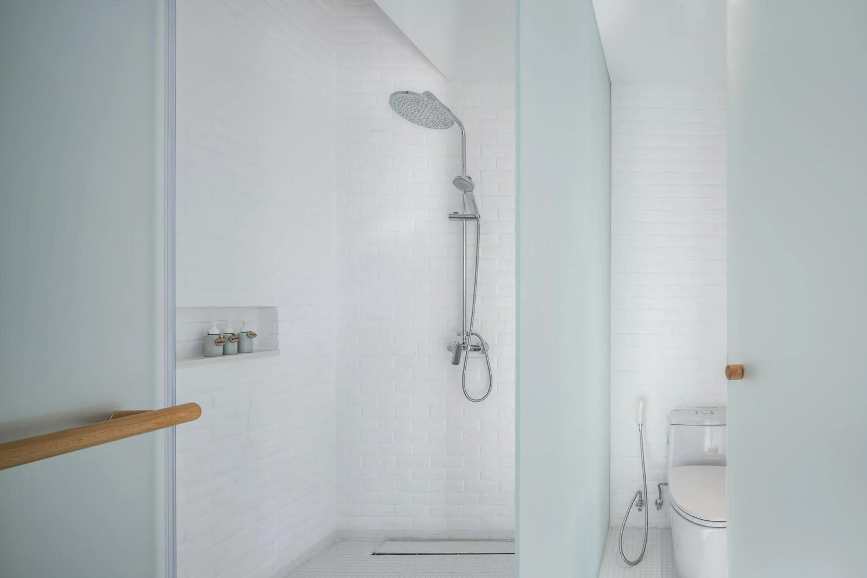 Shower in Sala Bang Pa-In