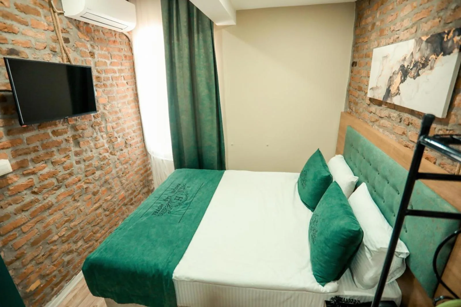 Bed in HASUNİ TAŞ HOTEL