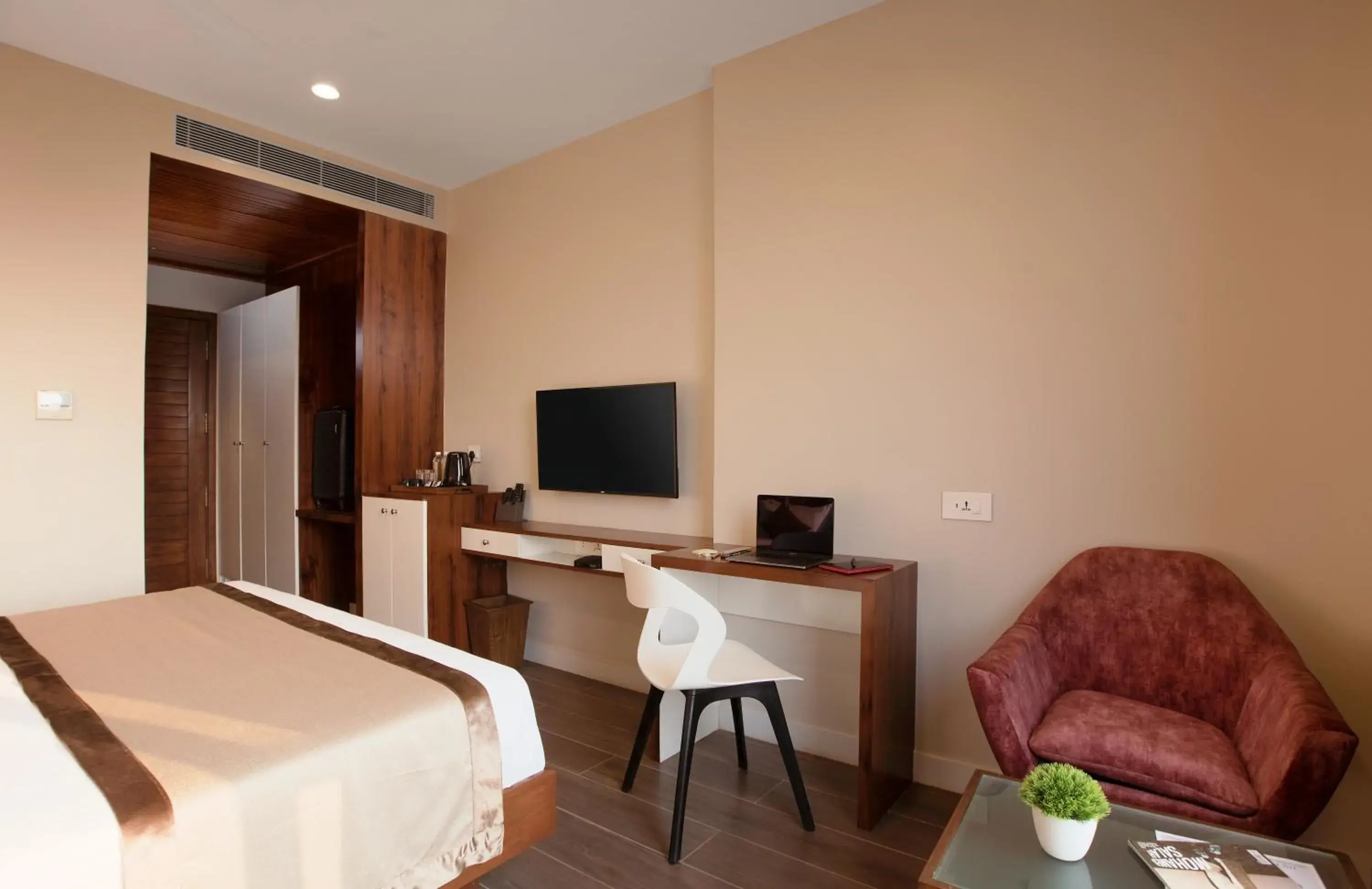 Photo of the whole room, Bed in The Madras Grand Photo of the whole room, Bed in The Madras Grand