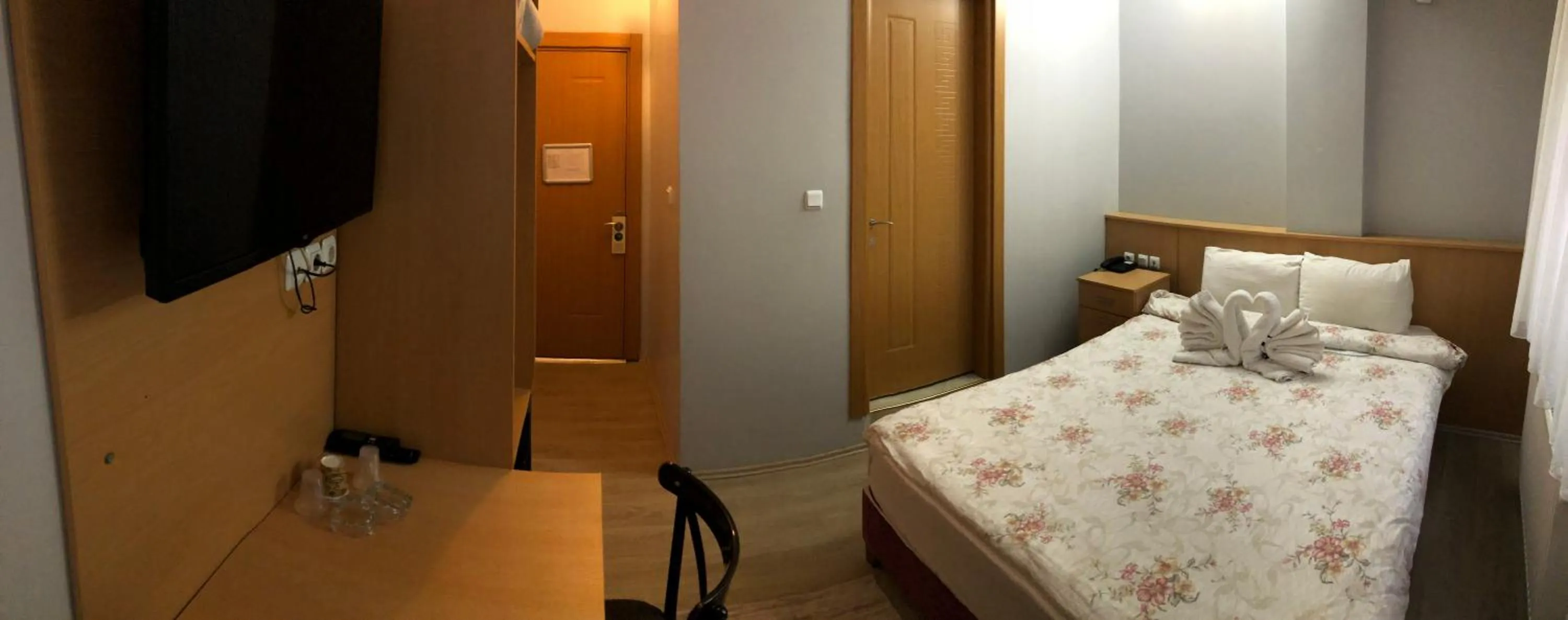 Communal lounge/ TV room, Bed in HOTEL ÖZSEFA