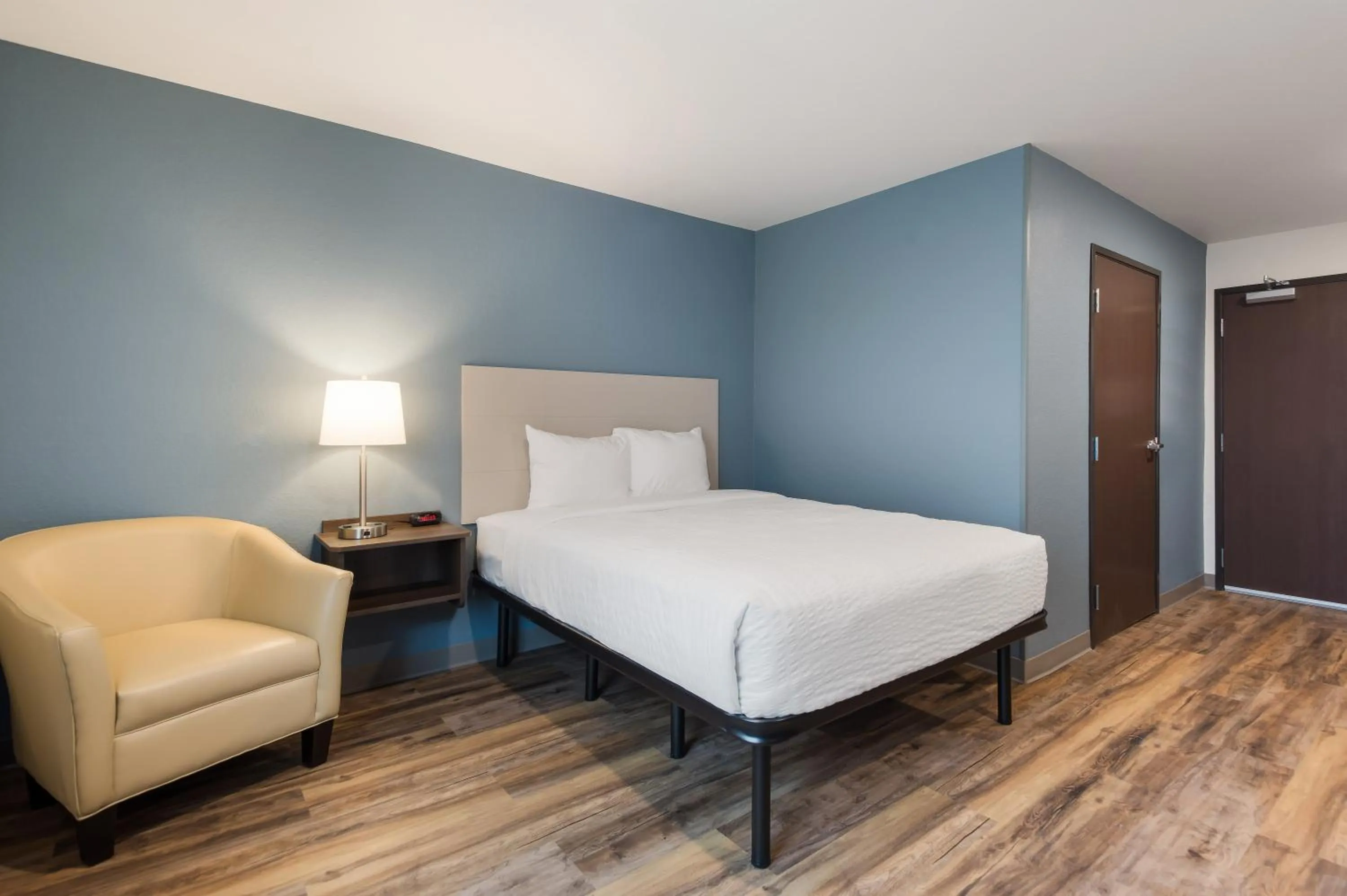 Photo of the whole room, Bed in WoodSpring Suites Orlando I-4 & Convention Center