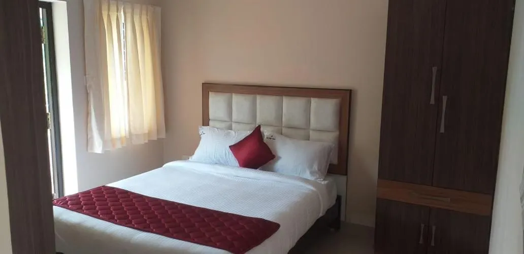 Bedroom, Bed in Bogar Palace Kodaikanal