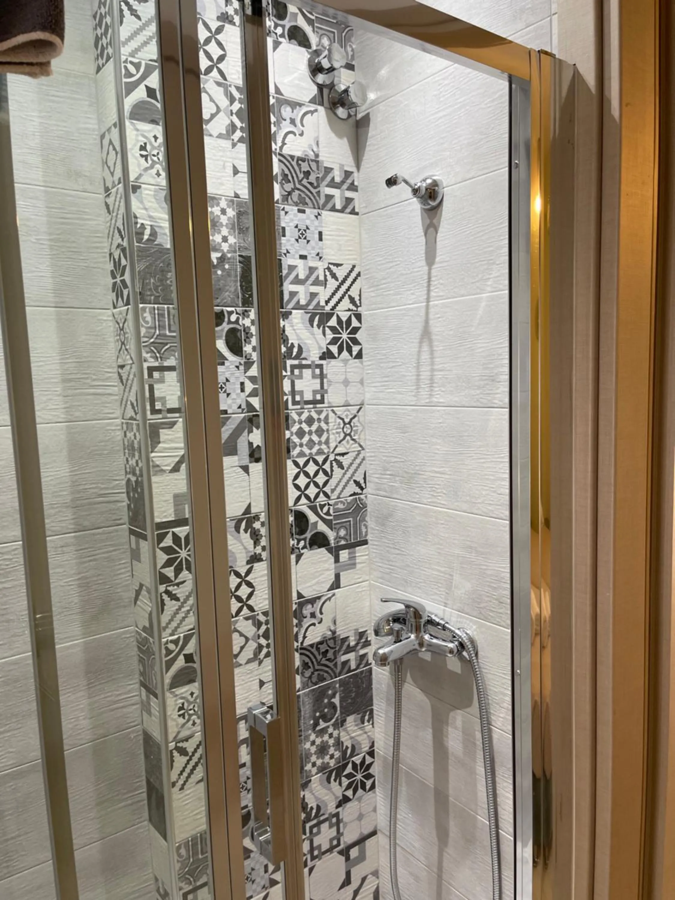 Bathroom in Garden View Apartments by nikolis