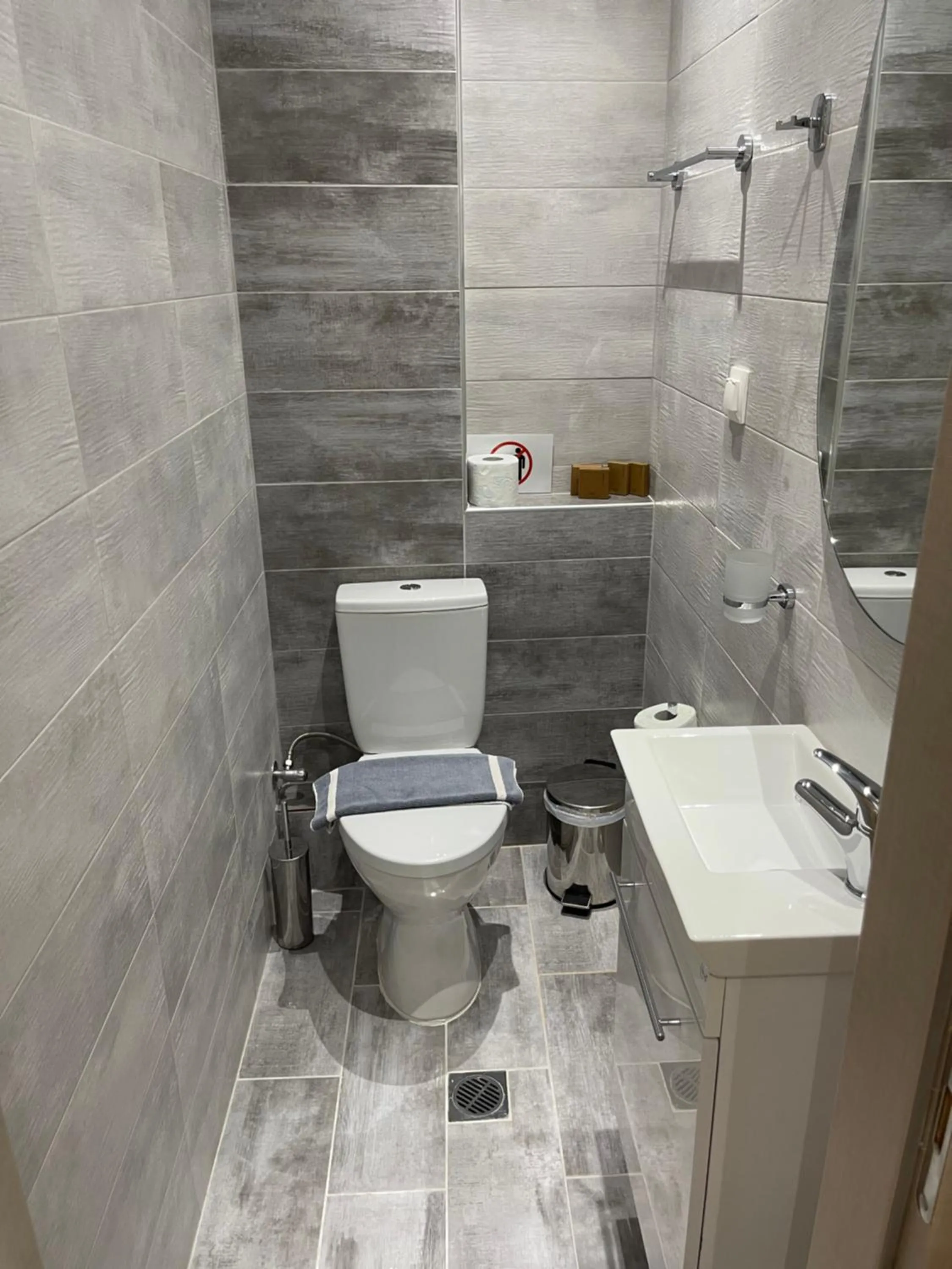 Bathroom in Garden View Apartments by nikolis