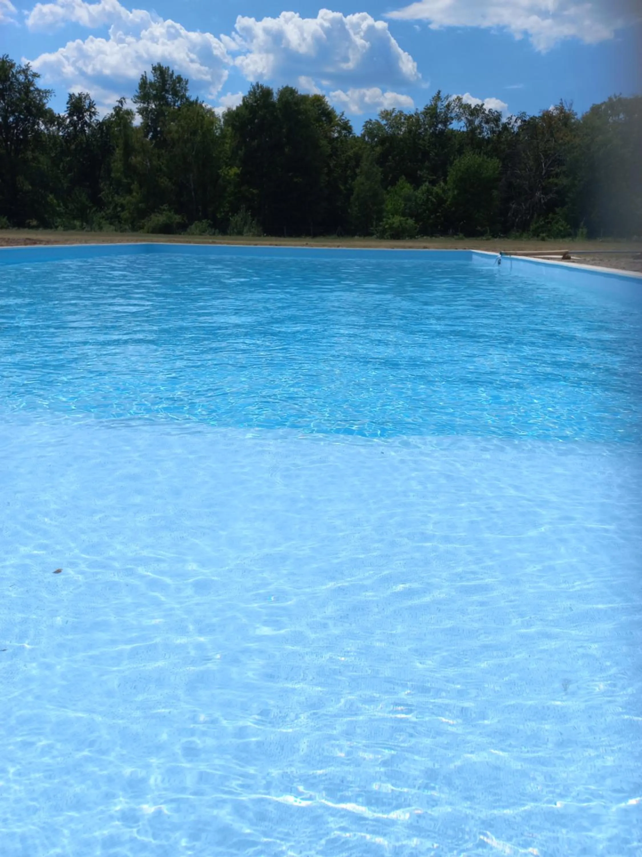 Swimming pool in Motel Traffic