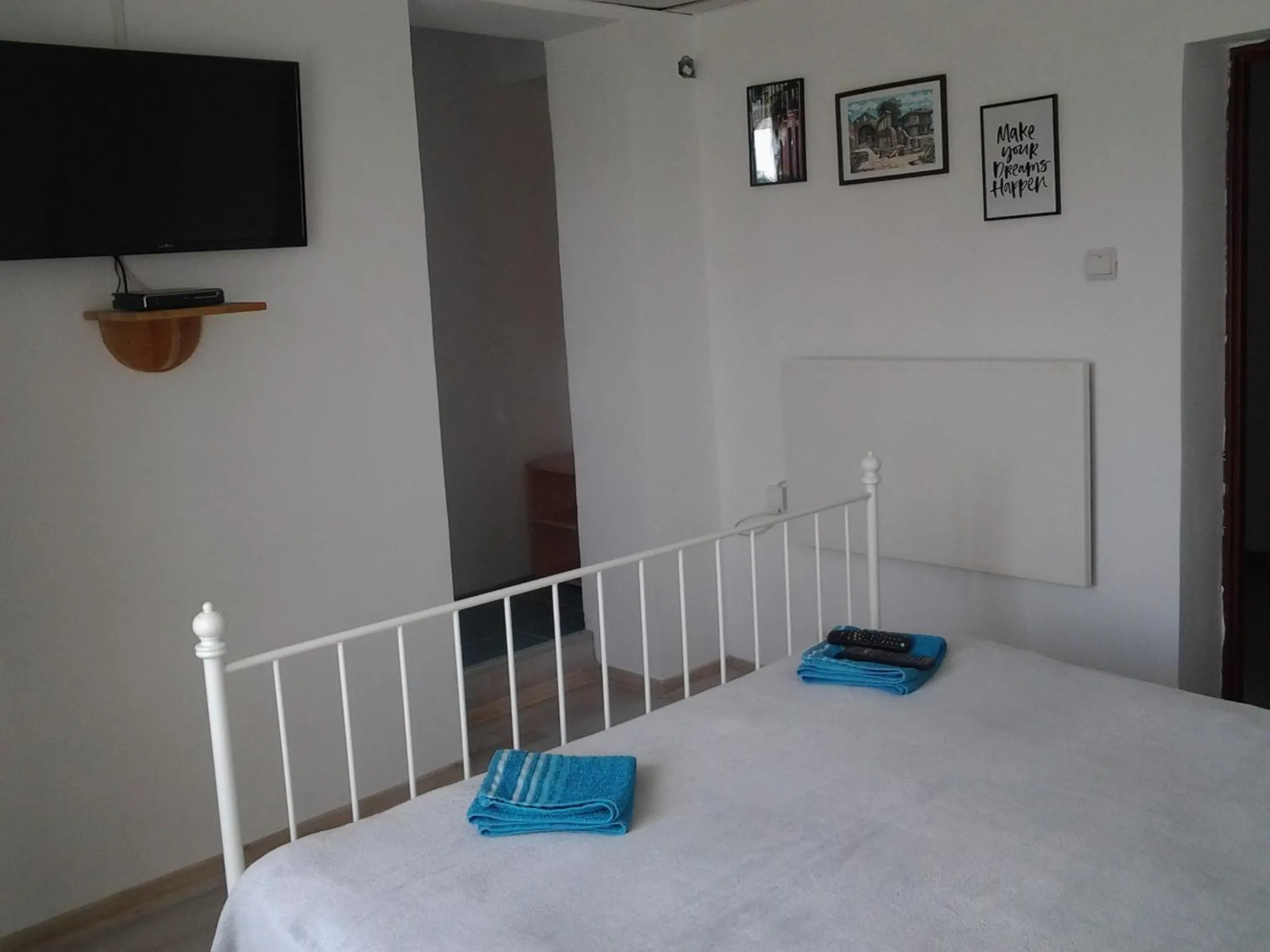 Bed in Motel Traffic