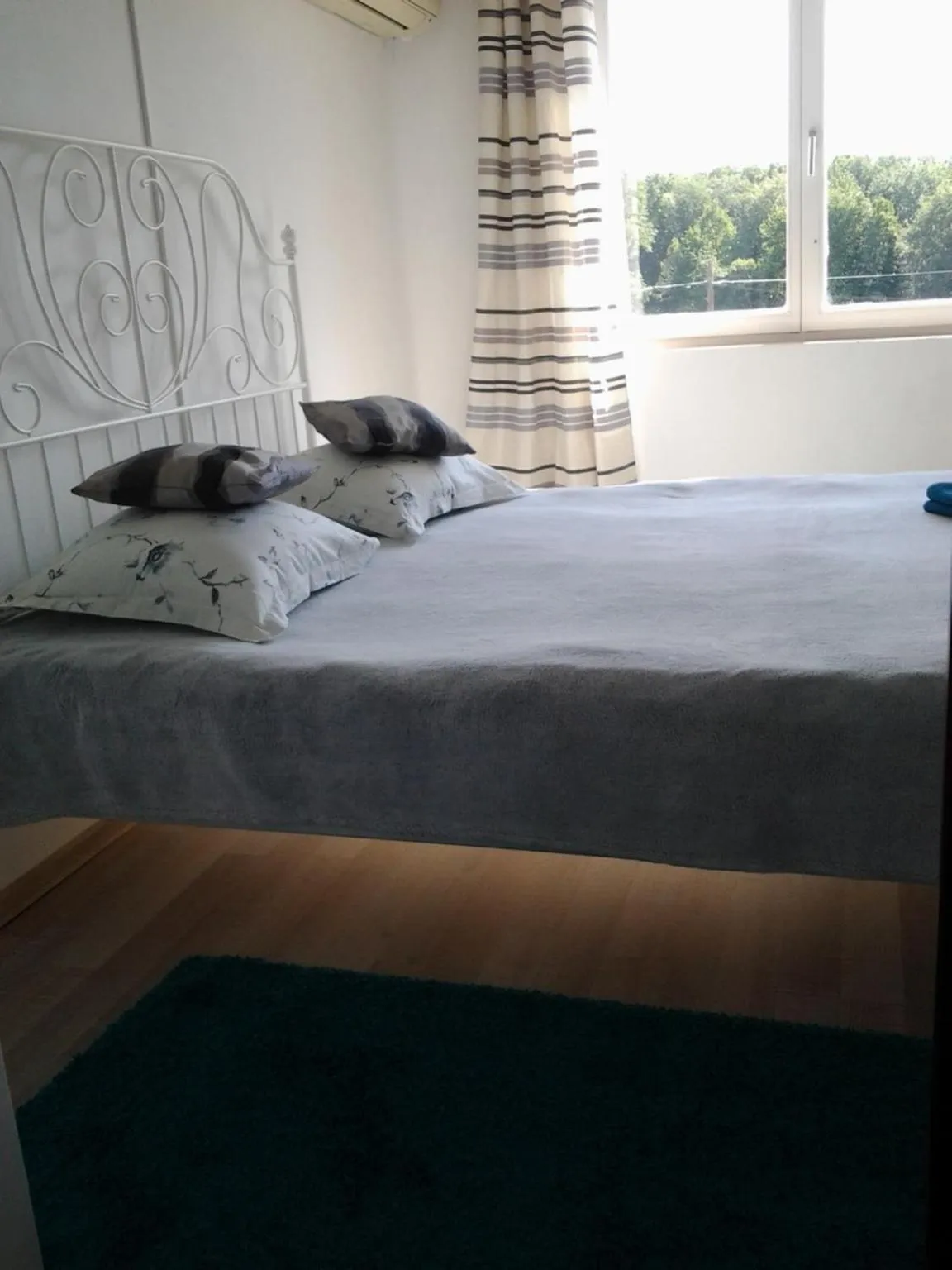 Photo of the whole room, Bed in Motel Traffic