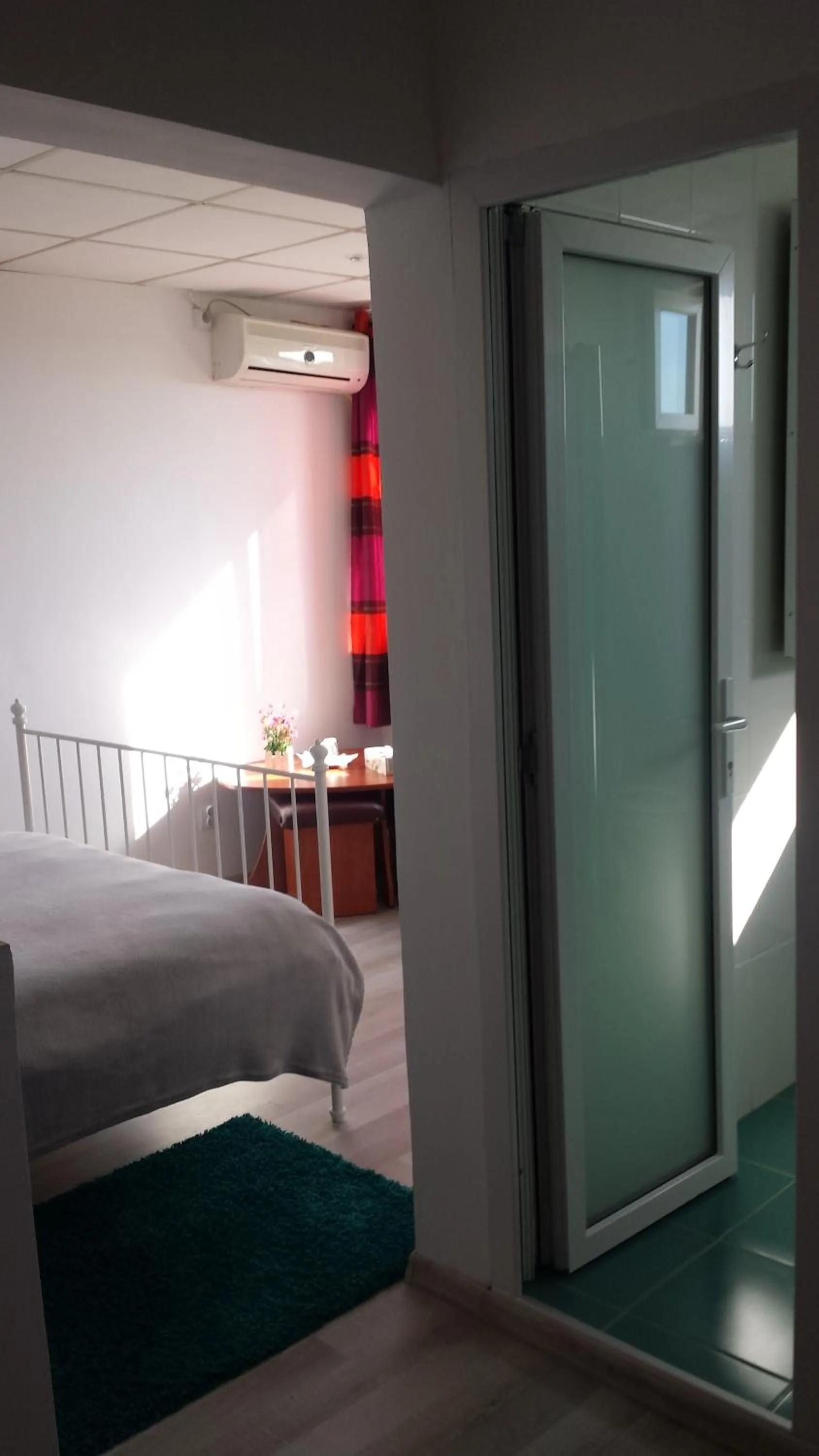 Bedroom, Bed in Motel Traffic