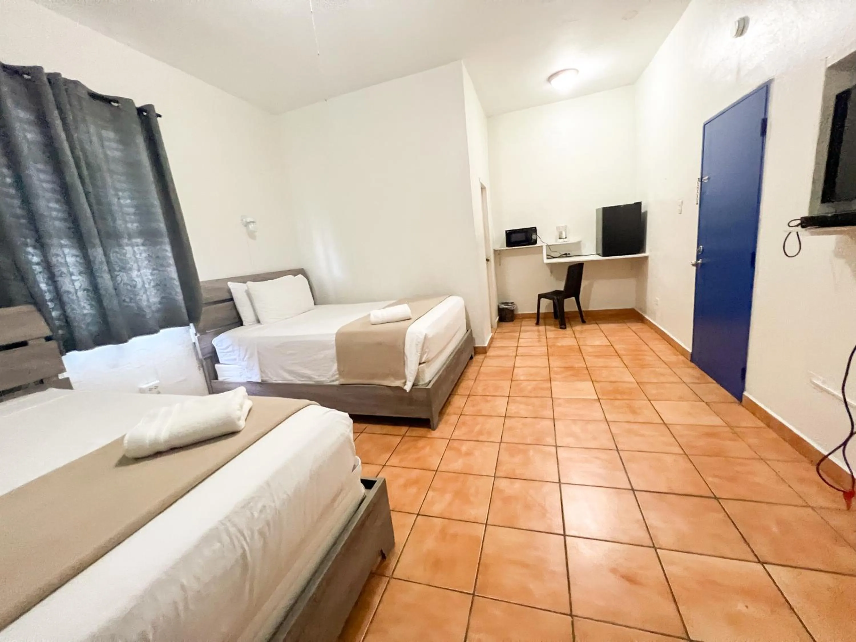 Photo of the whole room in West Coast Inn's