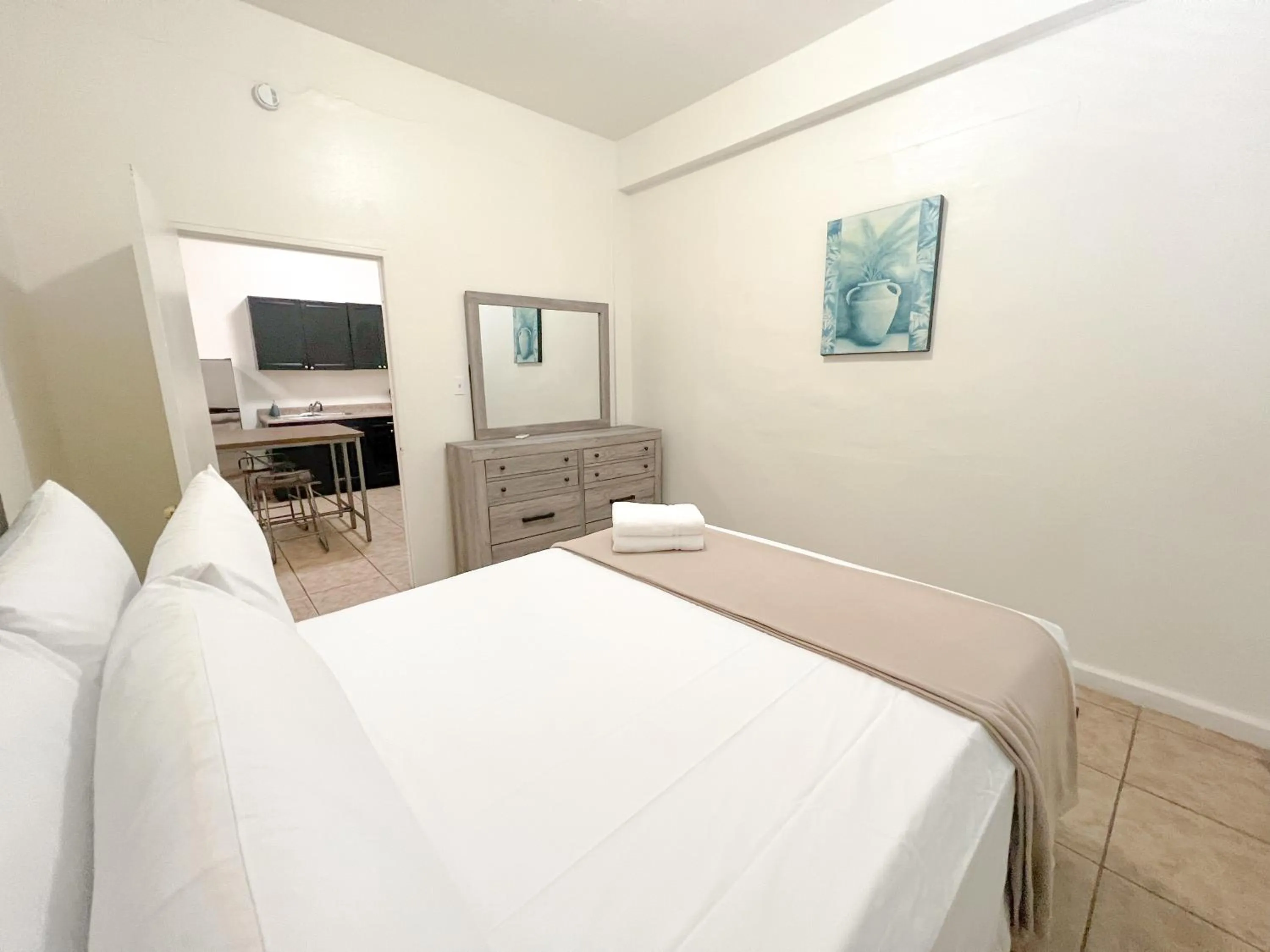 Photo of the whole room in West Coast Inn's