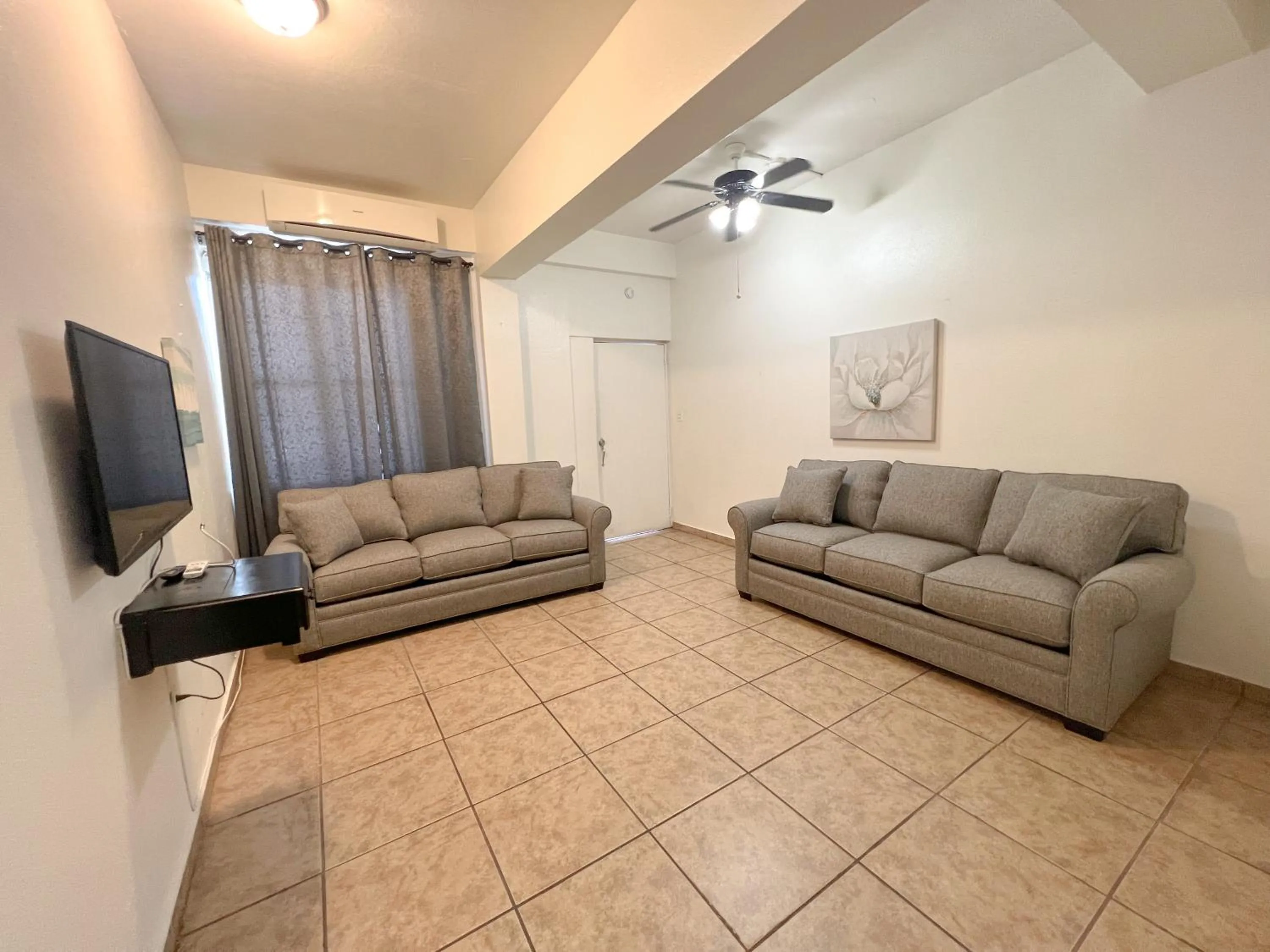 Communal lounge/ TV room in West Coast Inn's